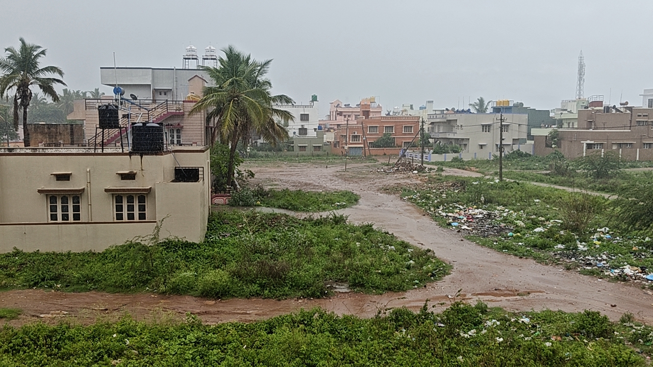 ಚಾಮರಾಜನಗರದ ಪ್ರಗತಿನಗರದ ರಸ್ತೆಯ ದುಸ್ಥಿತಿ