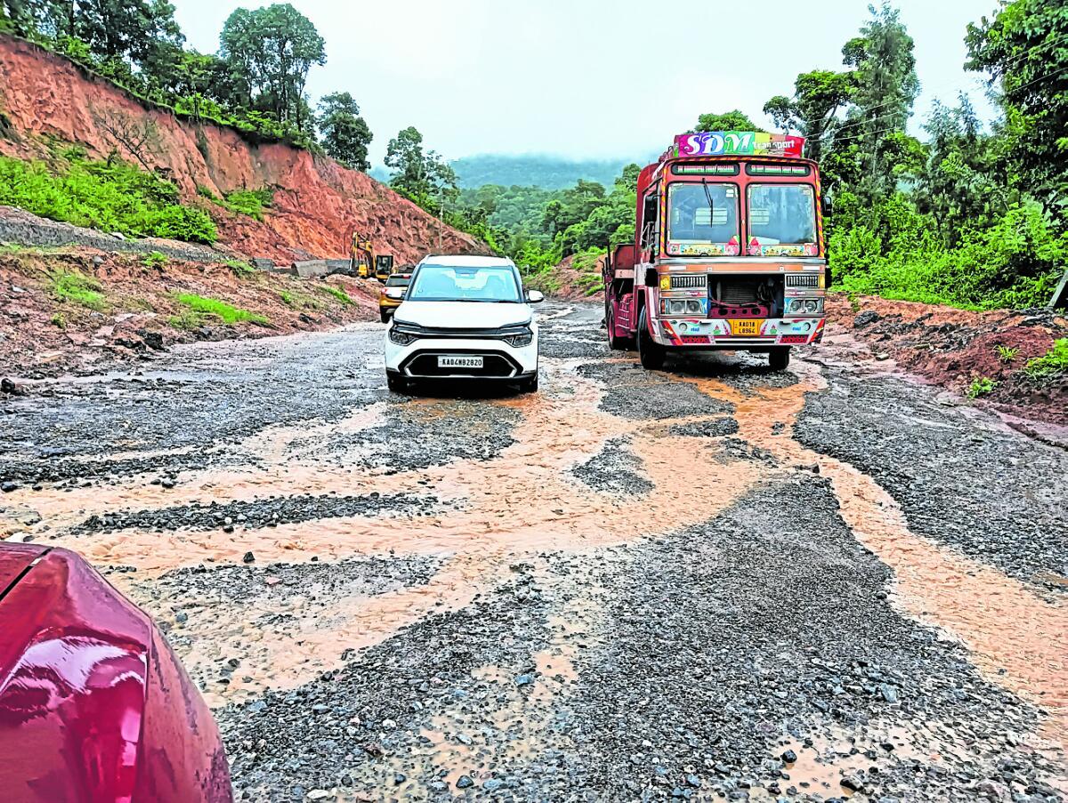 ಸಕಲೇಶಪುರ–ಮಾರನಹಳ್ಳಿ ನಡುವಿನ ದೊಡ್ಡ ತಪ್ಪಲೆ ಬಳಿ ರಾಷ್ಟ್ರೀಯ ಹೆದ್ದಾರಿ ಅಧಿಕಾರಿಗಳು ವ್ಯವಸ್ಥಿತ ಚರಂಡಿ ಮಾಡದೆ ಇರುವುದರಿಂದ ಮಳೆ ನೀರು ಹೆದ್ದಾರಿ ಮೇಲೆ ಹಳ್ಳದಂತೆ ಹರಿಯುತ್ತಿರುವುದರಿಂದ ರಸ್ತೆ ಗುಂಡಿ ಬಿದ್ದು ಸಂಚಾರಕ್ಕೆ ಸಂಚಕಾರ ಉಂಟಾಗಿದೆ