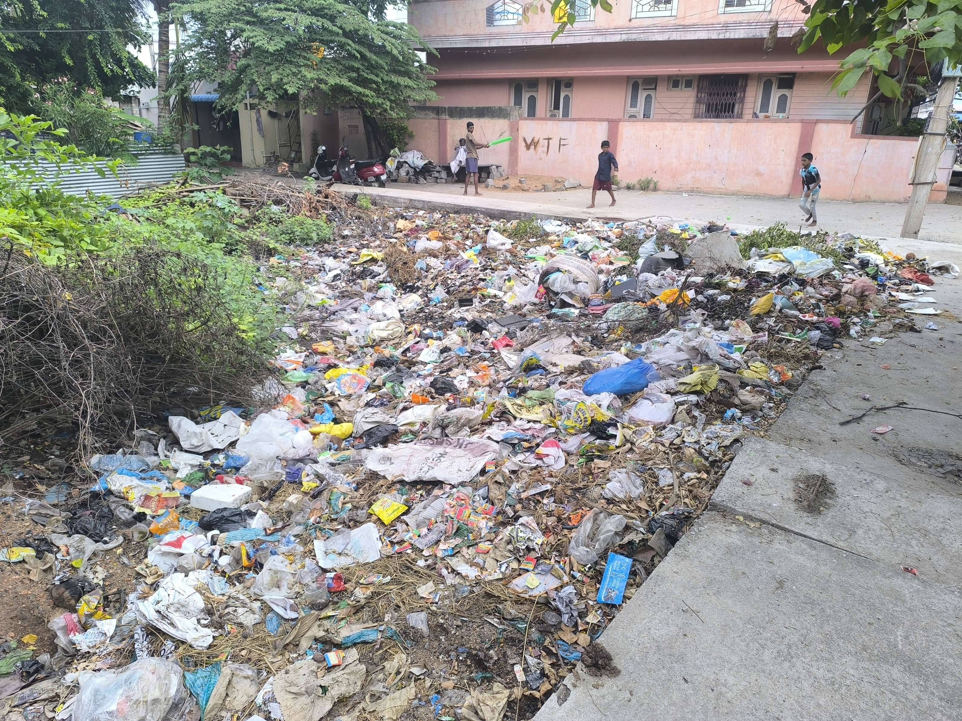 ಹಿರೇಜಂತಕಲ್ ಬಳಿ ಆನೆಗೊಂದಿ ತೆರಳುವ ಮುಖ್ಯರಸ್ತೆಯ ಪಕ್ಕದಲ್ಲಿ ಎಸೆದಿರುವ ತ್ಯಾಜ್ಯ