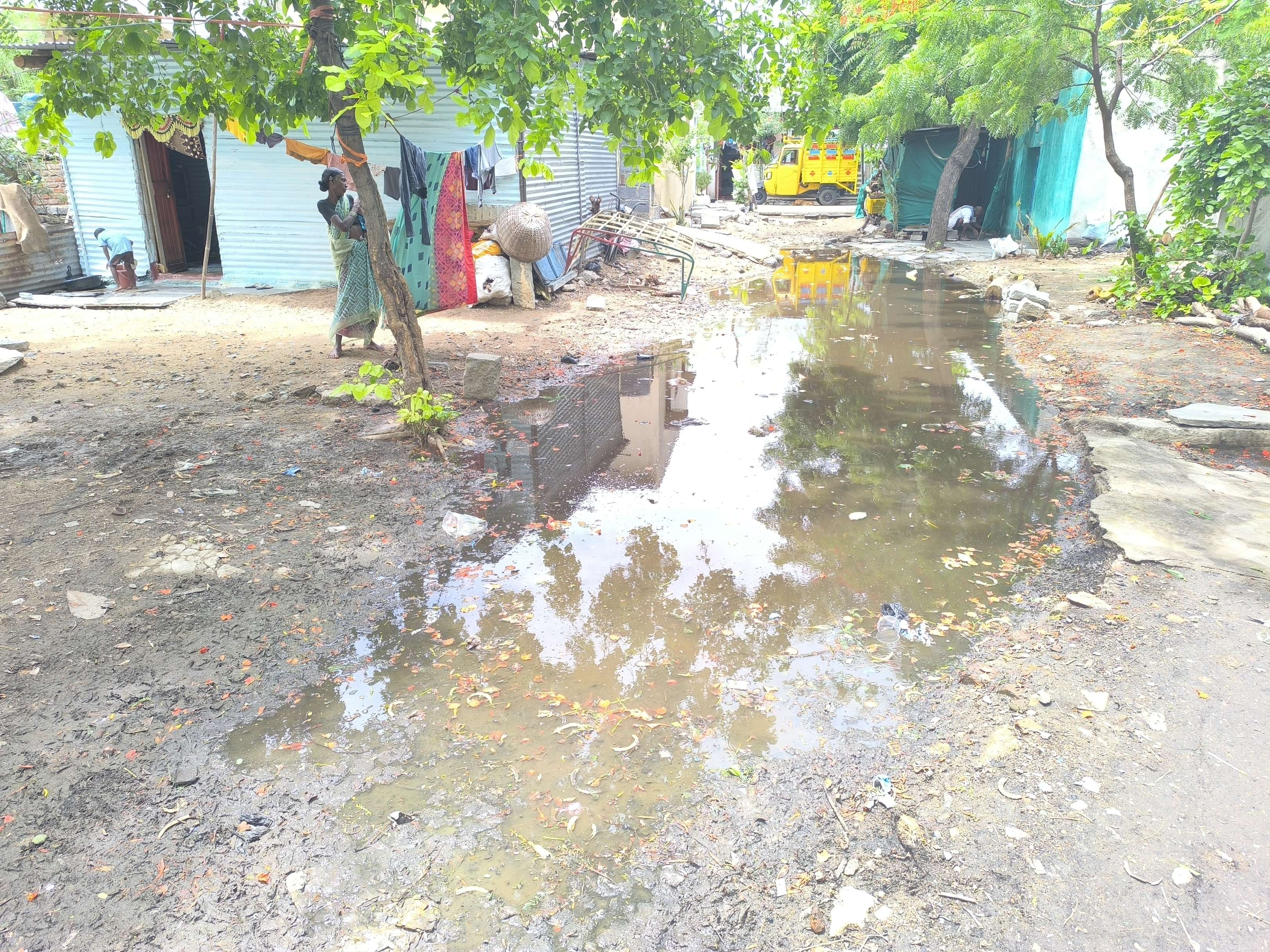 ಲಕ್ಷ್ಮಿಕ್ಯಾಂಪಿನ ಜೈಭೀಮ್ ನಗರದ ಮುದಿಯಪ್ಪ ಎಂಬುವವರ ಮನೆ ಮುಂಭಾಗ ಮಳೆ ನೀರು ನಿಂತಿರುವುದು