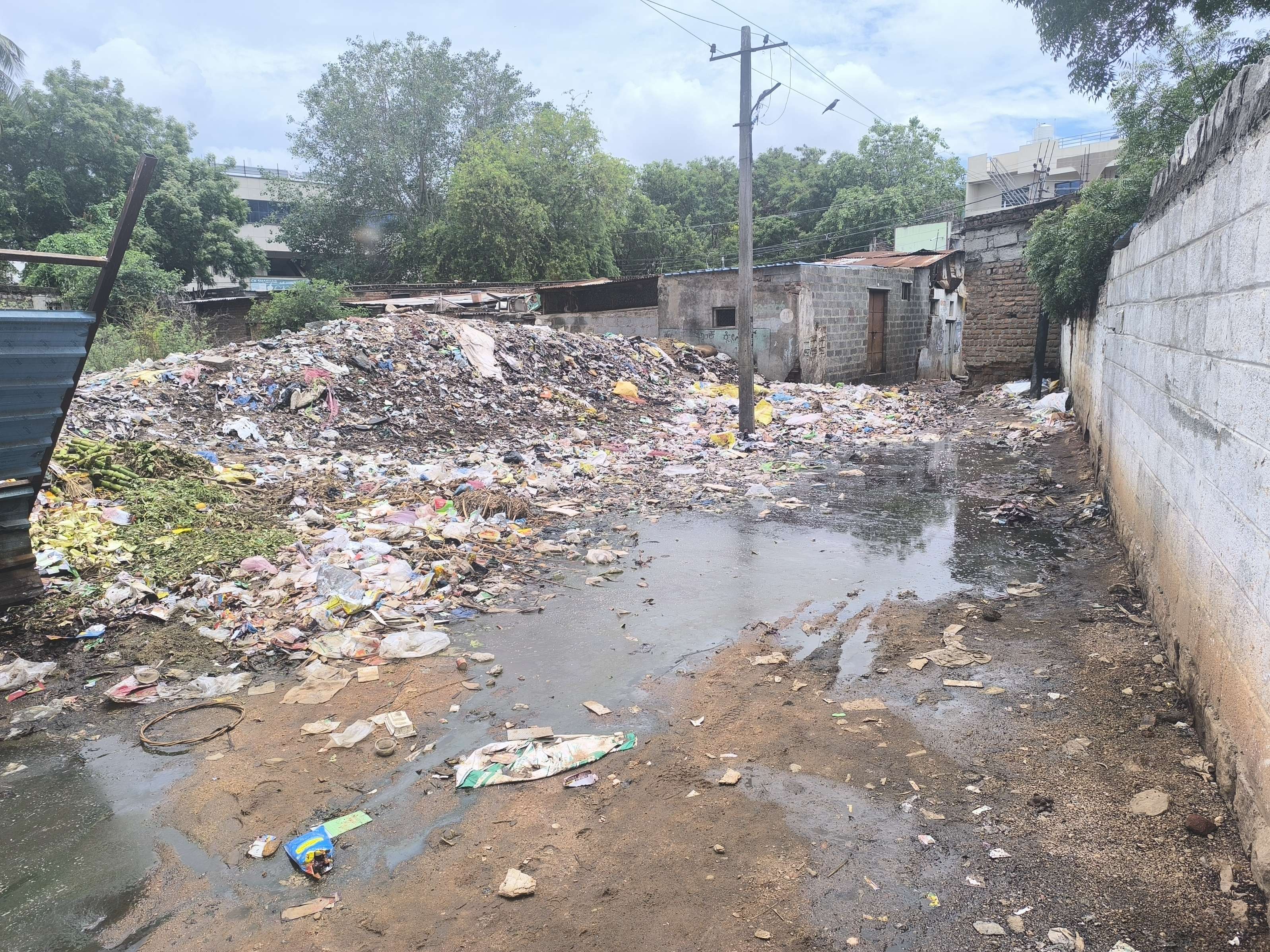 ಗಂಗಾವತಿ ಡೇಲಿ ಮಾರುಕಟ್ಟೆ ಹಿಂಬದಿ ಕೊಳಚೆ ನೀರಿನಲ್ಲಿ ತ್ಯಾಜ್ಯ