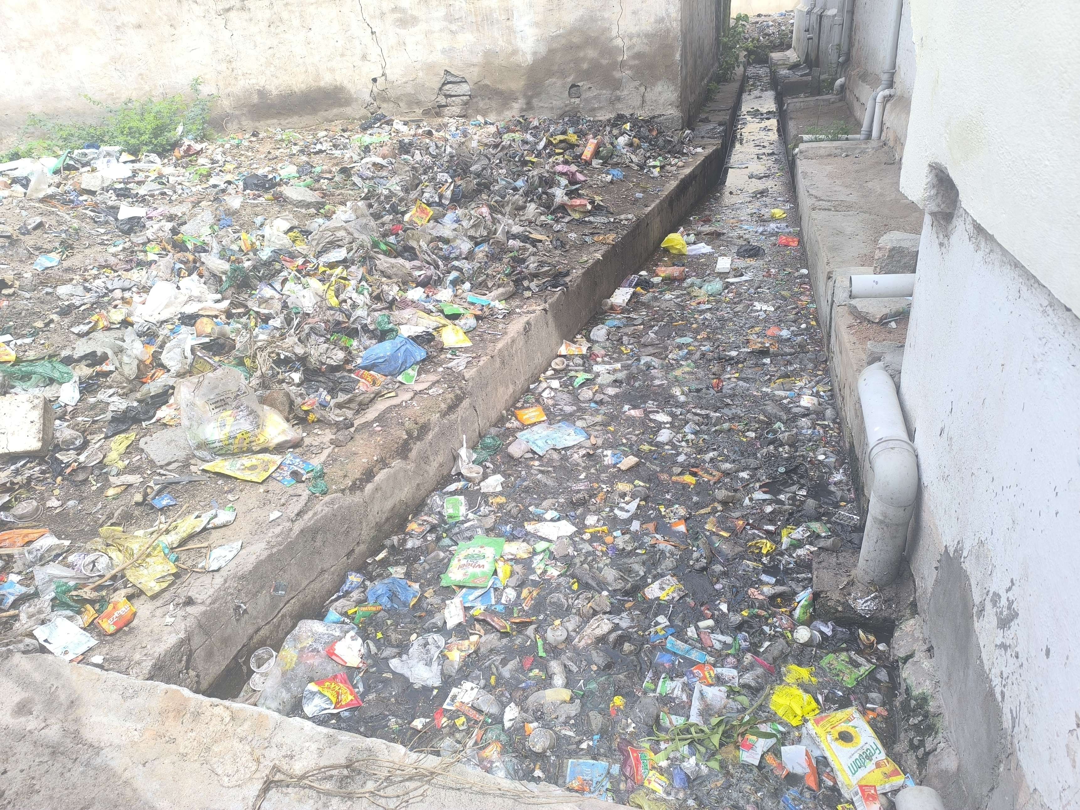 ಕುಮಾರರಾಮ ಬಡಾವಣೆಯ ಚರಂಡಿಯಲ್ಲಿ ಸಂಗ್ರಹವಾದ ಕಸ