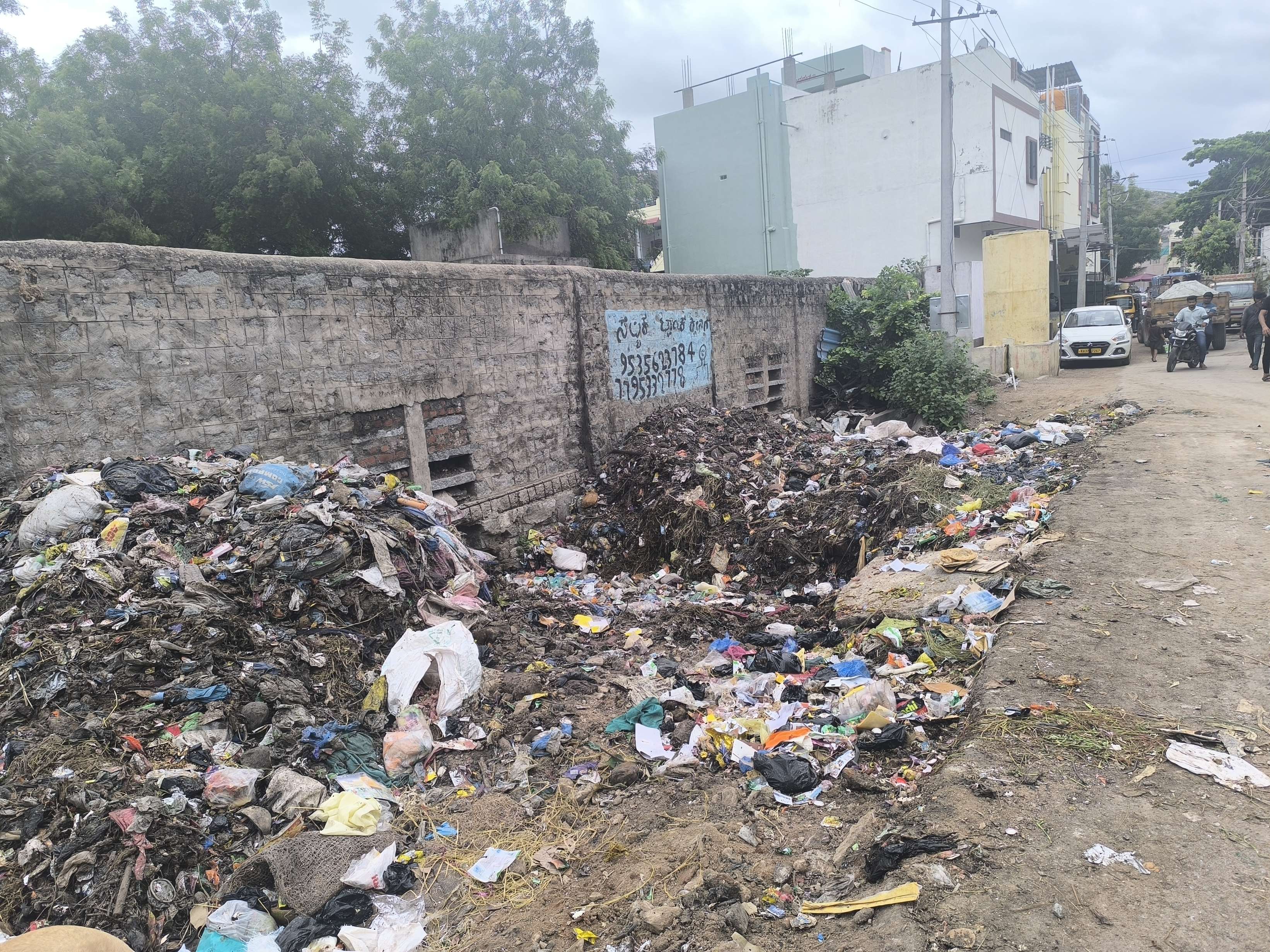 ಕಿಲ್ಲಾ ಏರಿಯಾದ ಮುಖ್ಯರಸ್ತೆಯಲ್ಲಿ ಸಂಗ್ರಹವಾದ ತ್ಯಾಜ್ಯ