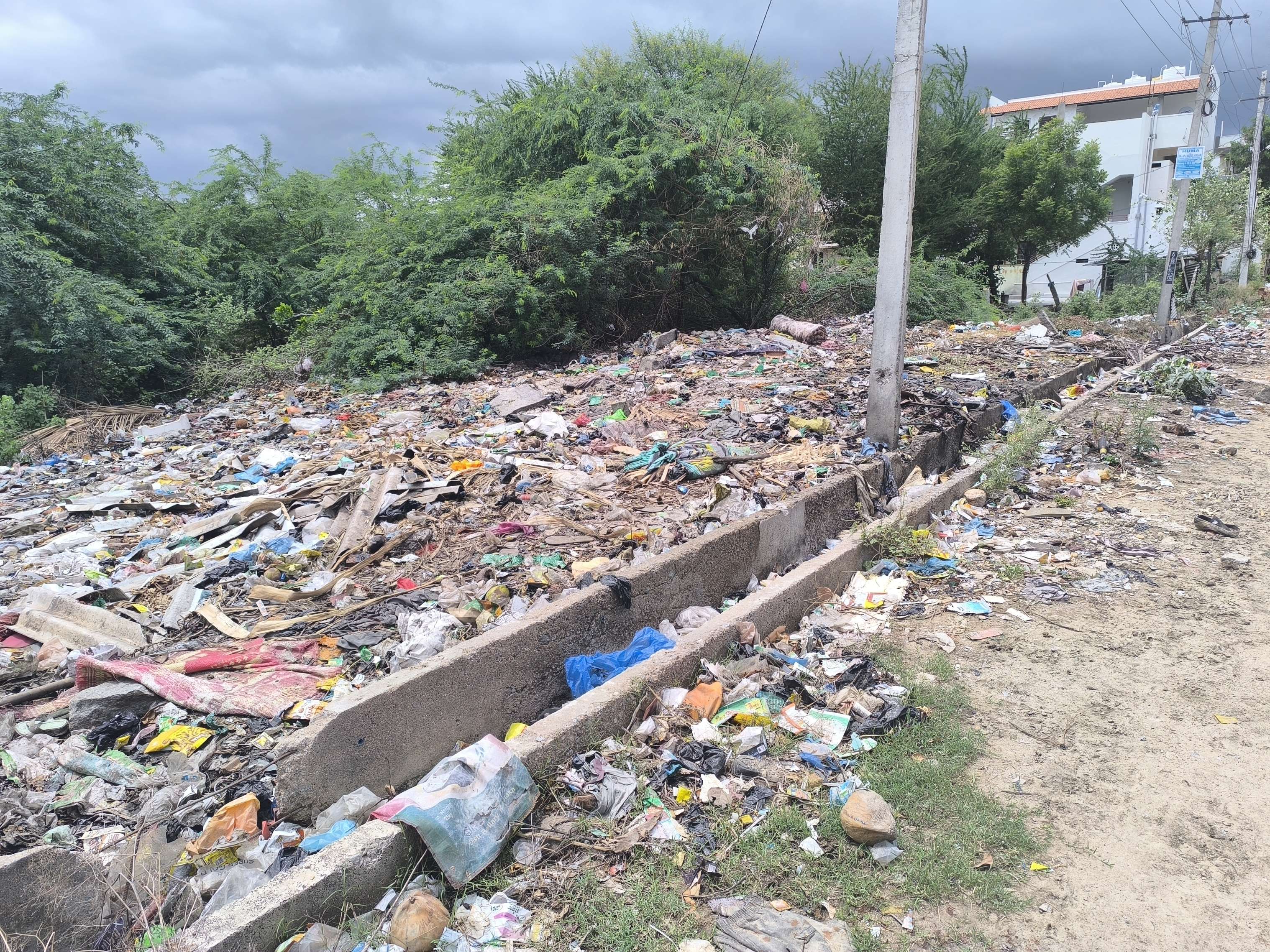 ಎಚ್.ಆರ್.ಎಸ್ ಕಾಲೊನಿಯ ಖಾಲಿ ನಿವೇಶನದದಲ್ಲಿ ಕಸ ಎಸೆದಿರುವುದು