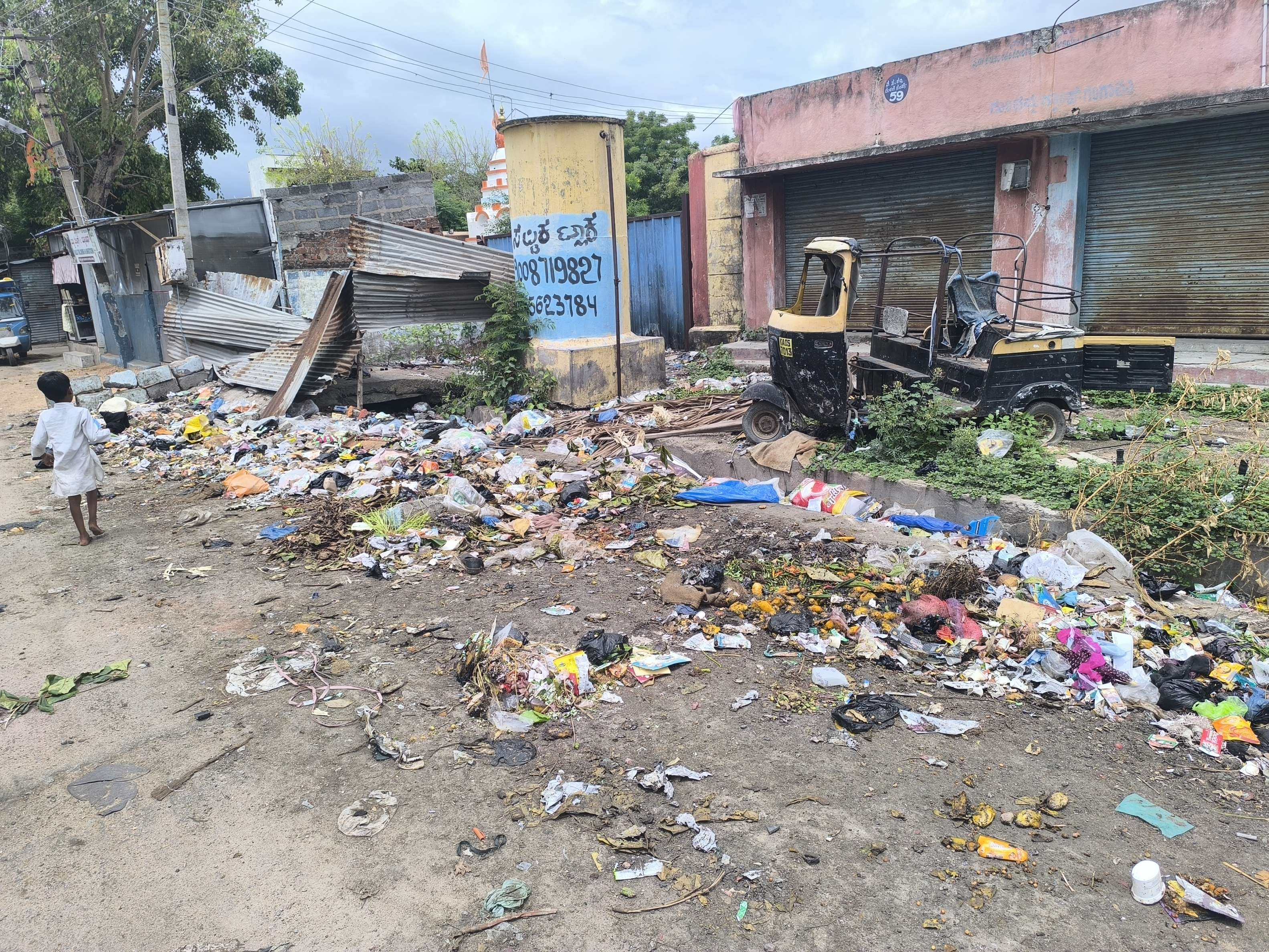 ಗುಂಡಮ್ಮ ಕ್ಯಾಂಪಿನಲ್ಲಿ ಚರಂಡಿಯಲ್ಲಿ ತ್ಯಾಜ್ಯ ತುಂಬಿರುವುದು