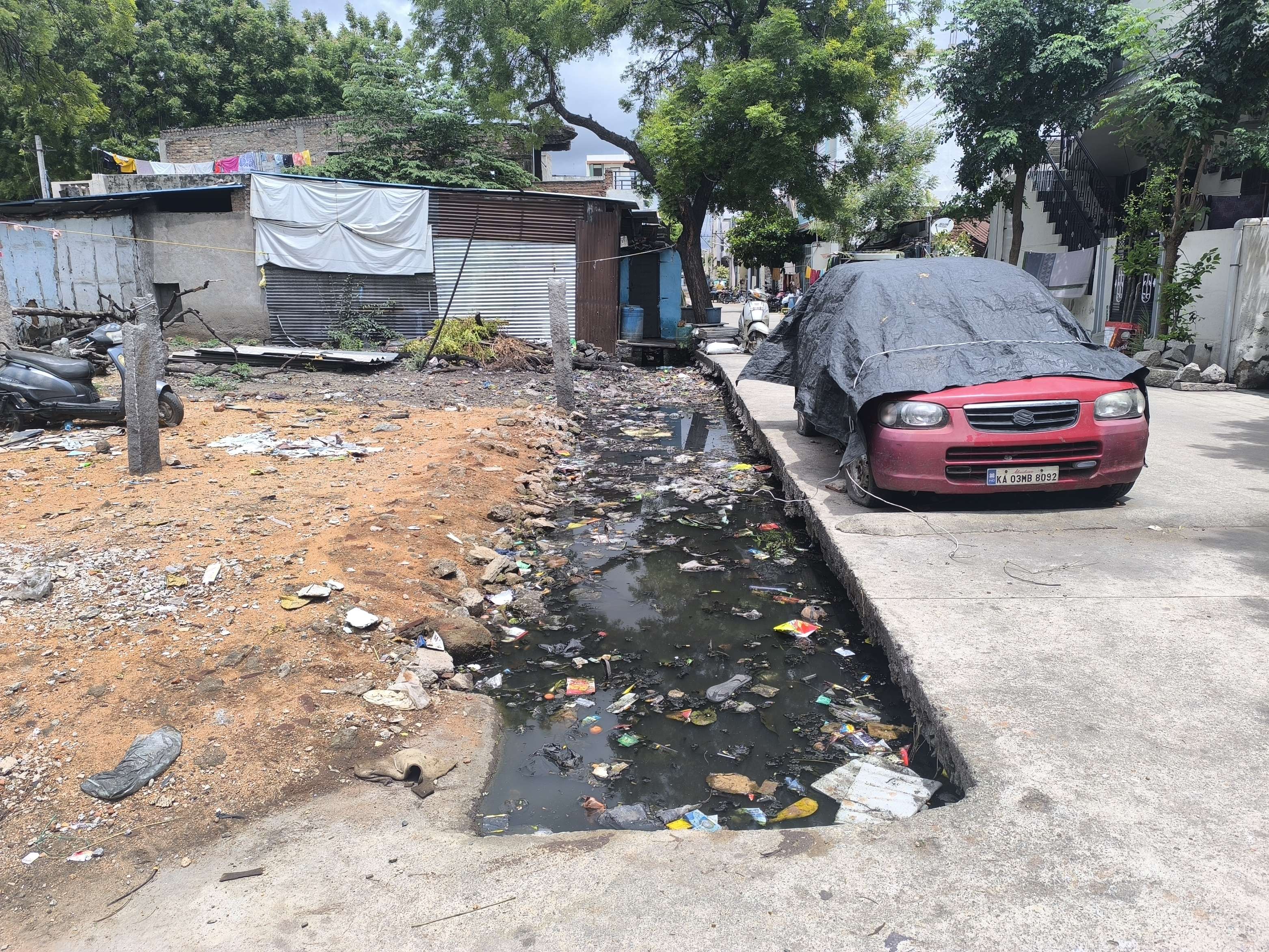 ಗುಂಡಮ್ಮ ಕ್ಯಾಂಪಿನ ಓಣಿಯೊಂದರ ಮನೆಯ ಬಳಿ ಚರಂಡಿ ನೀರು ಸಂಚರಿಸದೇ ದುರ್ವಾಸನೆ ಬೀರುತ್ತಿರುವುದು.