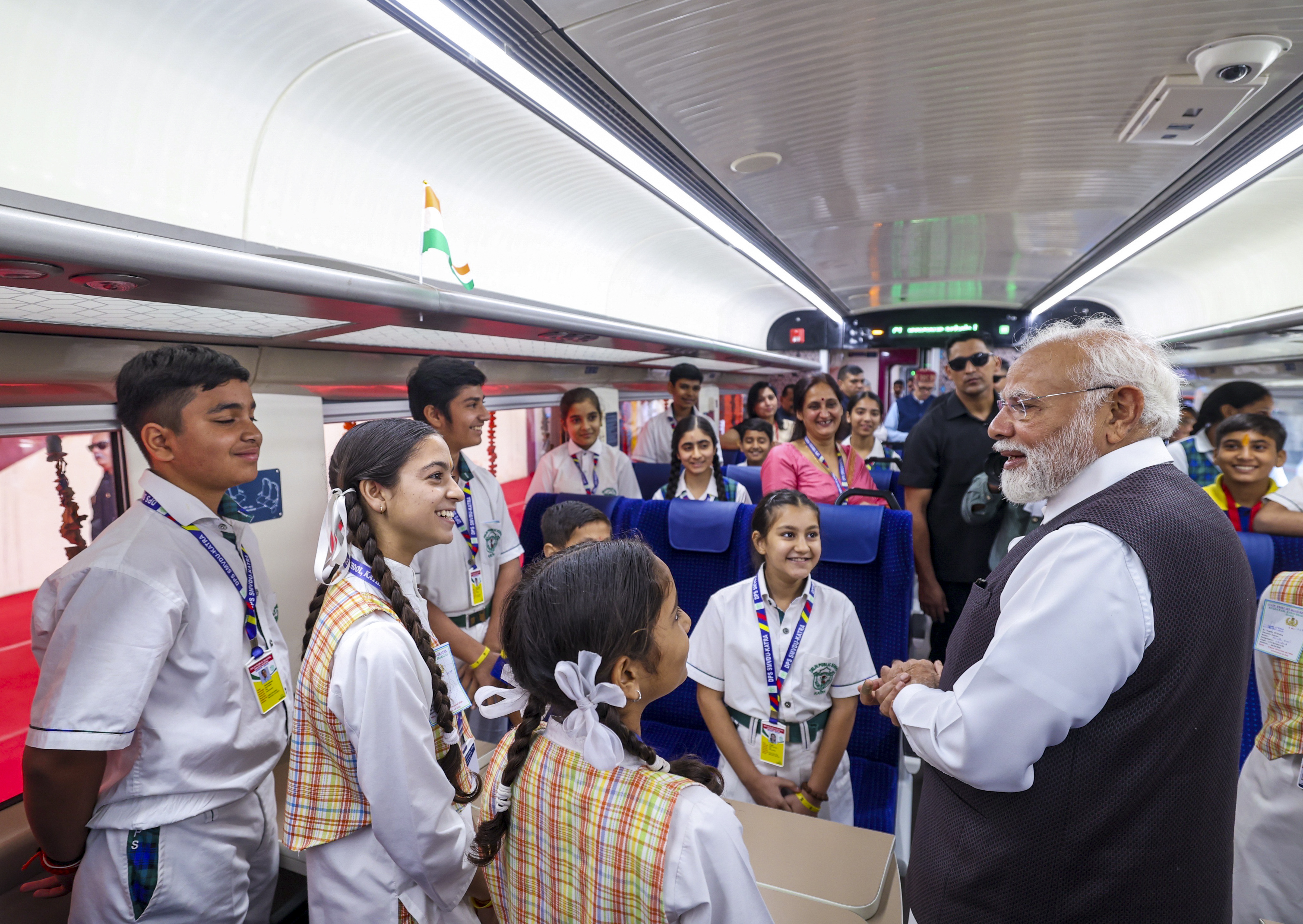 ಚೆನಾಬ್ ರೈಲ್ವೆ ಸೇತುವೆ ಉದ್ಘಾಟನೆಗೊಂಡ ನಂತರ ಸಂಚಾರ ಆರಂಭಿಸಿದ ವಂದೇ ಭಾರತ್ ರೈಲಿನಲ್ಲಿ ಪ್ರಧಾನಿ ನರೇಂದ್ರ ಮೋದಿ ಅವರು ವಿದ್ಯಾರ್ಥಿಗಳೊಂದಿಗೆ ಶುಕ್ರವಾರ ಮಾತನಾಡಿದರು