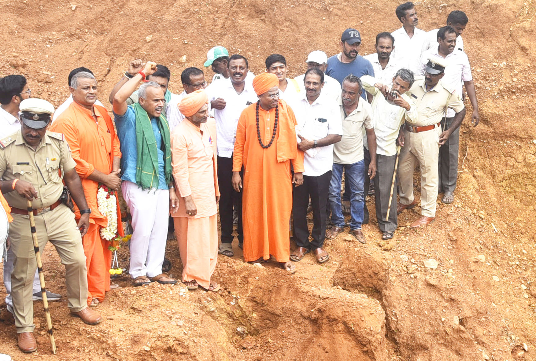 ಗುಬ್ಬಿ ತಾಲ್ಲೂಕಿನ ಸುಂಕಾಪುರ ಗ್ರಾಮದ ಬಳಿ ನಾಲೆಗೆ ಮಣ್ಣು ಸುರಿದು ಪ್ರತಿಭಟನೆ