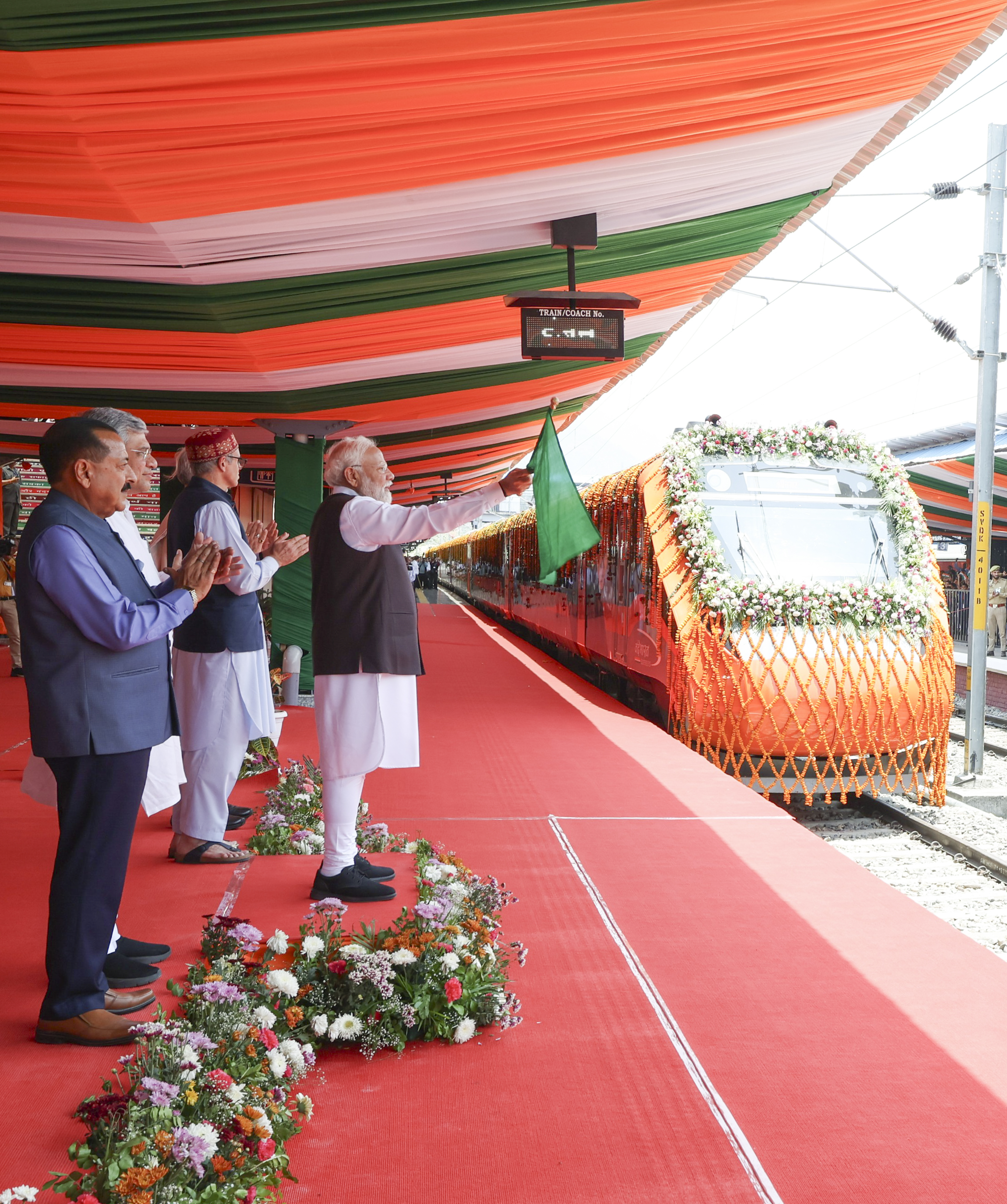 ಜಮ್ಮು–ಕಾಶ್ಮೀರದ ಕಟ್ರಾ ರೈಲು ನಿಲ್ದಾಣದಲ್ಲಿ ಪ್ರಧಾನಿ ನರೇಂದ್ರ ಮೋದಿ ಶುಕ್ರವಾರ ವಂದೇ ಭಾರತ್ ರೈಲು ಸಂಚಾರಕ್ಕೆ ಹಸಿರು ನಿಶಾನೆ ತೋರಿದರು. ಕೇಂದ್ರ ಸಚಿವರಾದ ಜಿತೇಂದ್ರ ಸಿಂಗ್ ಅಶ್ವಿನಿ ವೈಷ್ಣವ್ ಮುಖ್ಯಮಂತ್ರಿ ಒಮರ್ ಅಬ್ದುಲ್ಲಾ ಇದ್ದಾರೆ