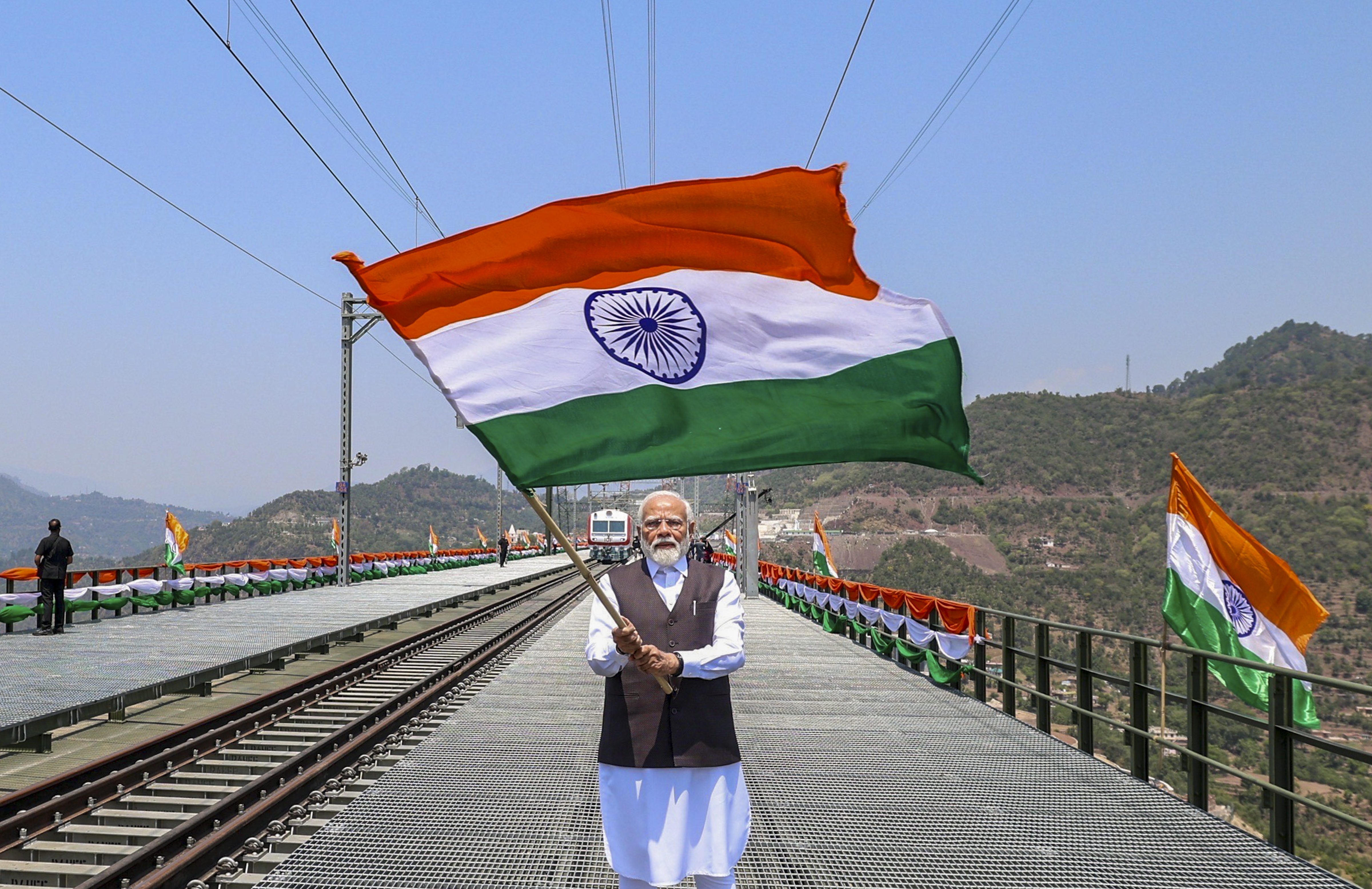 ಚೆನಾಬ್ ರೈಲ್ವೆ ಸೇತುವೆಯನ್ನು ಉದ್ಘಾಟಿಸಿದ ನಂತರ ಪ್ರಧಾನಿ ನರೇಂದ್ರ ಮೋದಿ ರಾಷ್ಟ್ರ ಧ್ವಜ ಹಿಡಿದು ಸೇತುವೆ ಮೇಲೆ ಶುಕ್ರವಾರ ನಡೆದರು