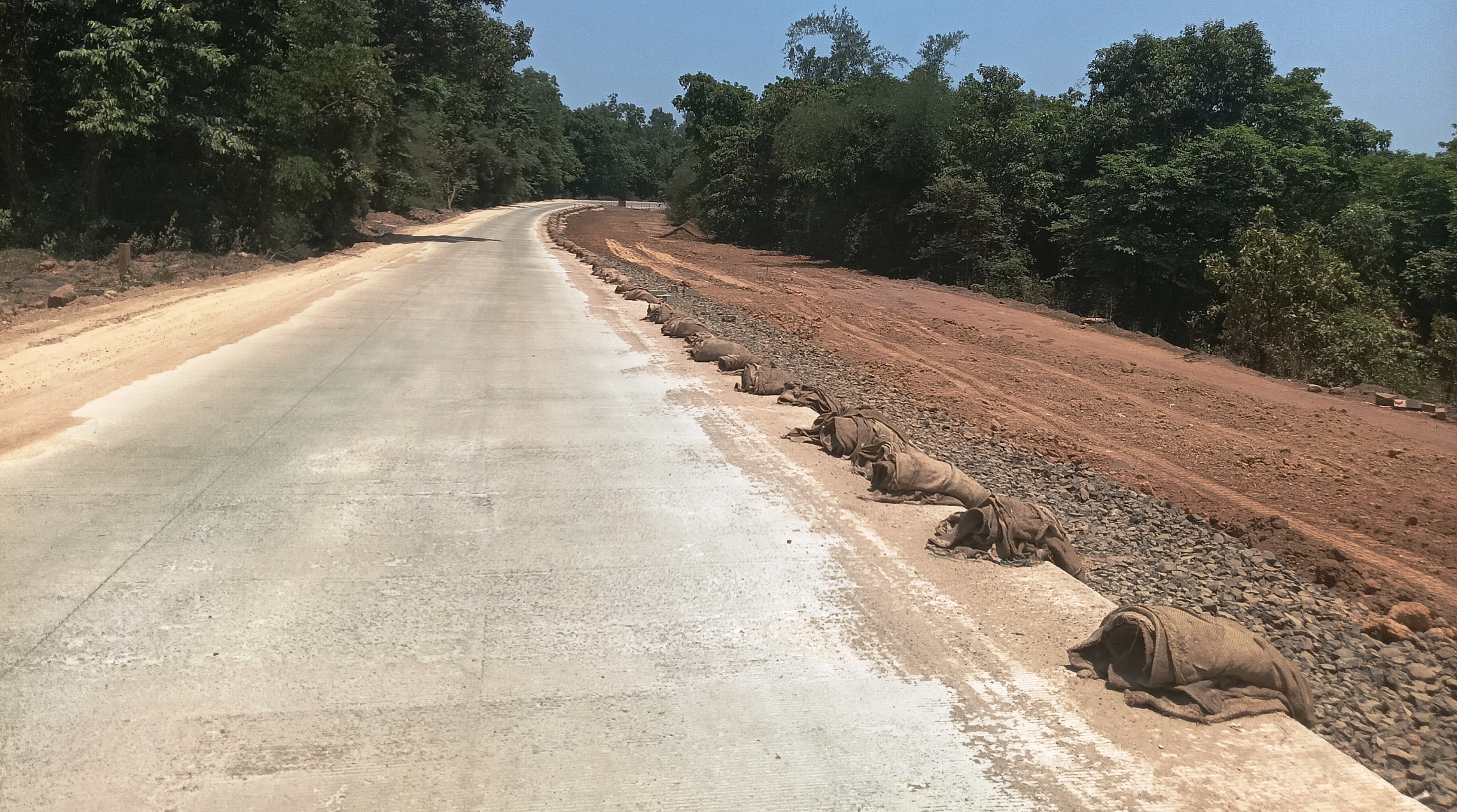 ಬೆಳಗಾವಿ– ಪಣಜಿ ರಾಷ್ಟ್ರೀಯ ಹೆದ್ದಾರಿಯ ಕಾಮತಗಾ ಕ್ರಾಸ್ ಬಳಿ ಒಂದು ಬದಿ ಮಾತ್ರ ಕಾಮಗಾರಿ ಪೂರ್ಣಗೊಂಡಿದೆ ಪ್ರಜಾವಾಣಿ ಚಿತ್ರಗಳು: ಪ್ರಸನ್ನ ಕುಲಕರ್ಣಿ