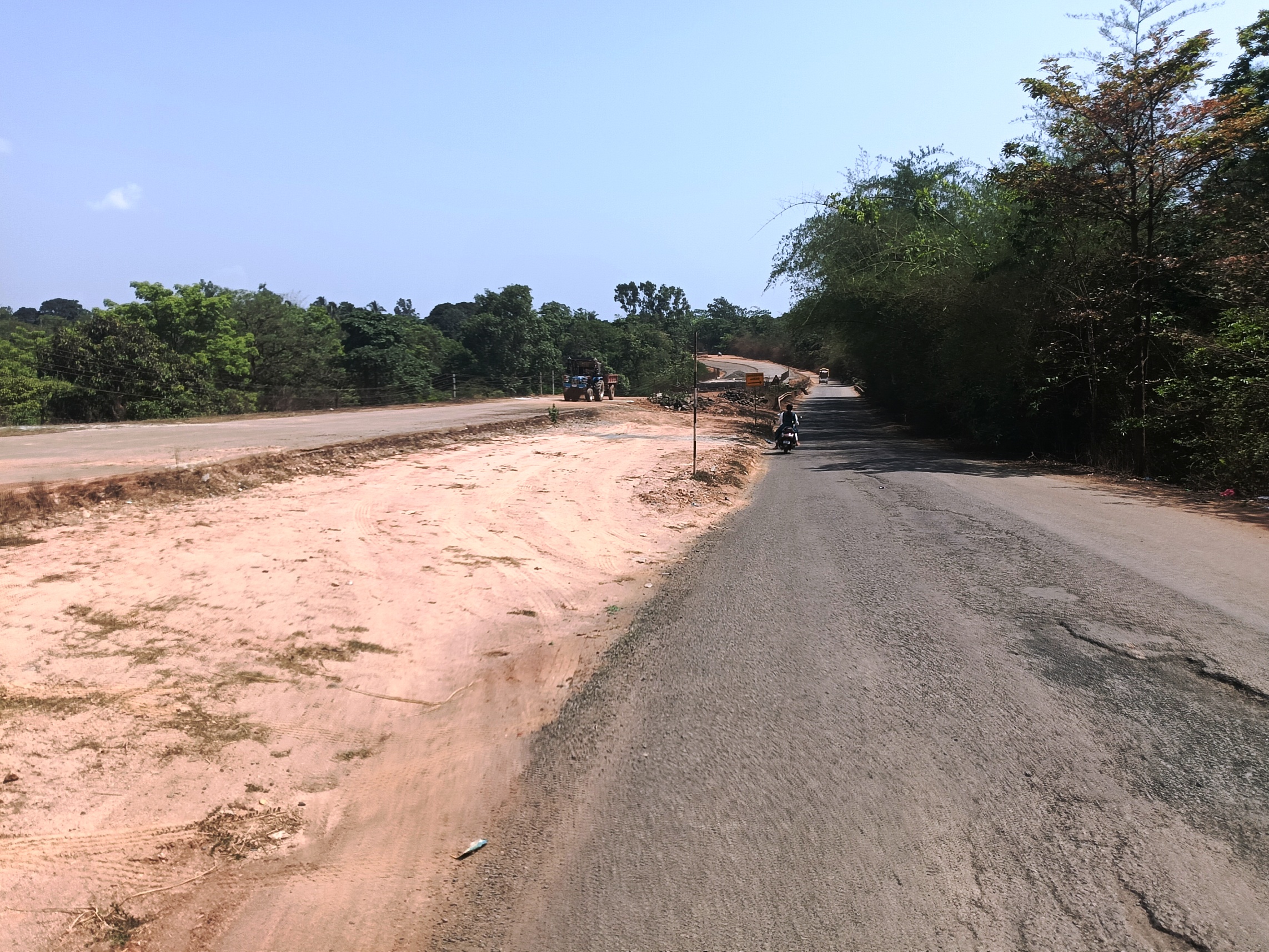 ಖಾನಾಪುರ ತಾಲ್ಲೂಕು ಲೋಂಡಾ ಬಳಿ ಬೆಳಗಾವಿ ಪಣಜಿ ರಾಷ್ಟ್ರೀಯ ಹೆದ್ದಾರಿಯ ಕಾಮಗಾರಿ ಅರ್ಧಕ್ಕೆ ನಿಂತಿದೆ ಪ್ರಜಾವಾಣಿ ಚಿತ್ರಗಳು: ಪ್ರಸನ್ನ ಕುಲಕರ್ಣಿ