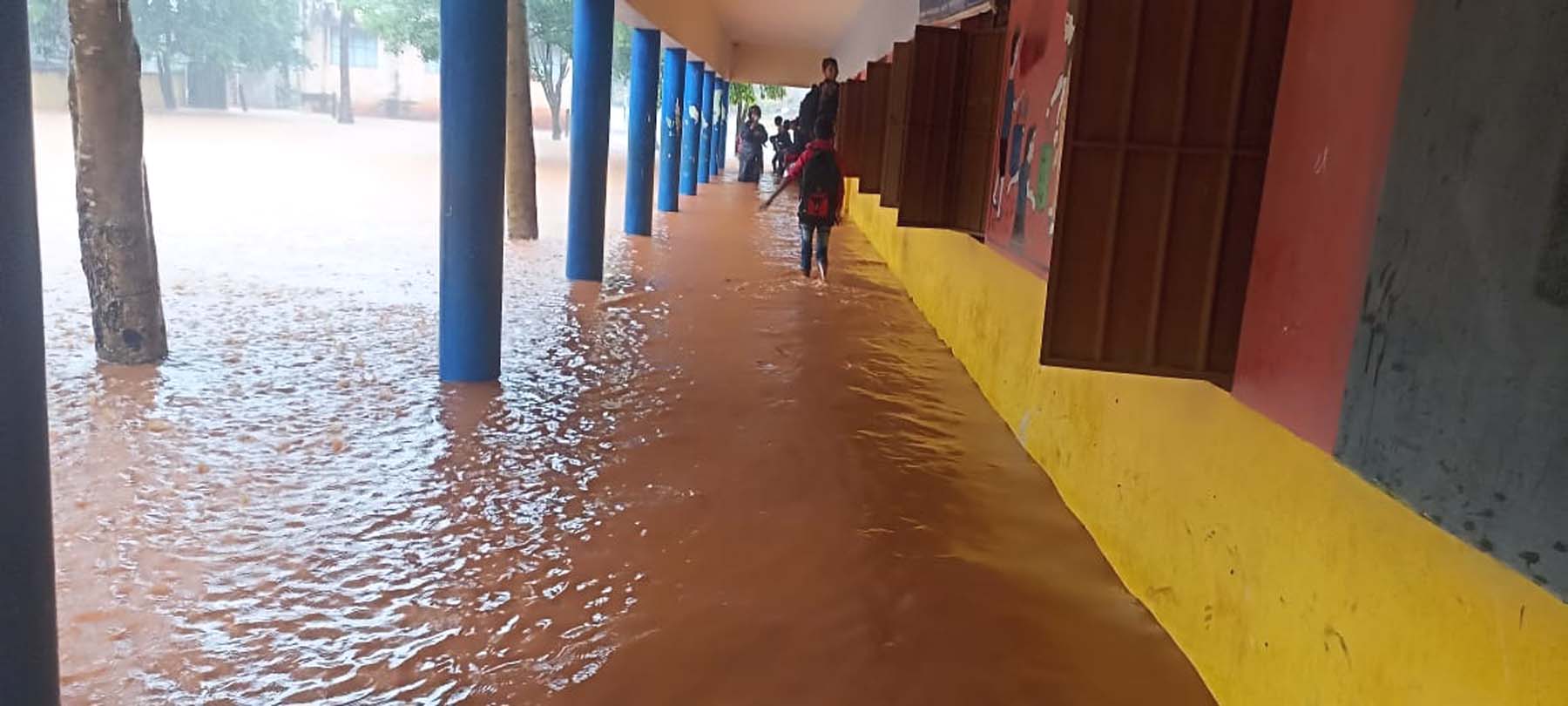 ದಾವಣಗೆರೆ ಜಿಲ್ಲೆಯ ಬಸವಾಪಟ್ಟಣ ಸಮೀಪದ ಯಲೋದಹಳ್ಳಿಯ ಸರ್ಕಾರಿ ಶಾಲೆ ಜಲಾವೃತಗೊಂಡು ತರಗತಿ ಕೊಠಡಿಗಳಿಗೆ ಈಚೆಗೆ ನೀರು ನುಗ್ಗಿತ್ತು