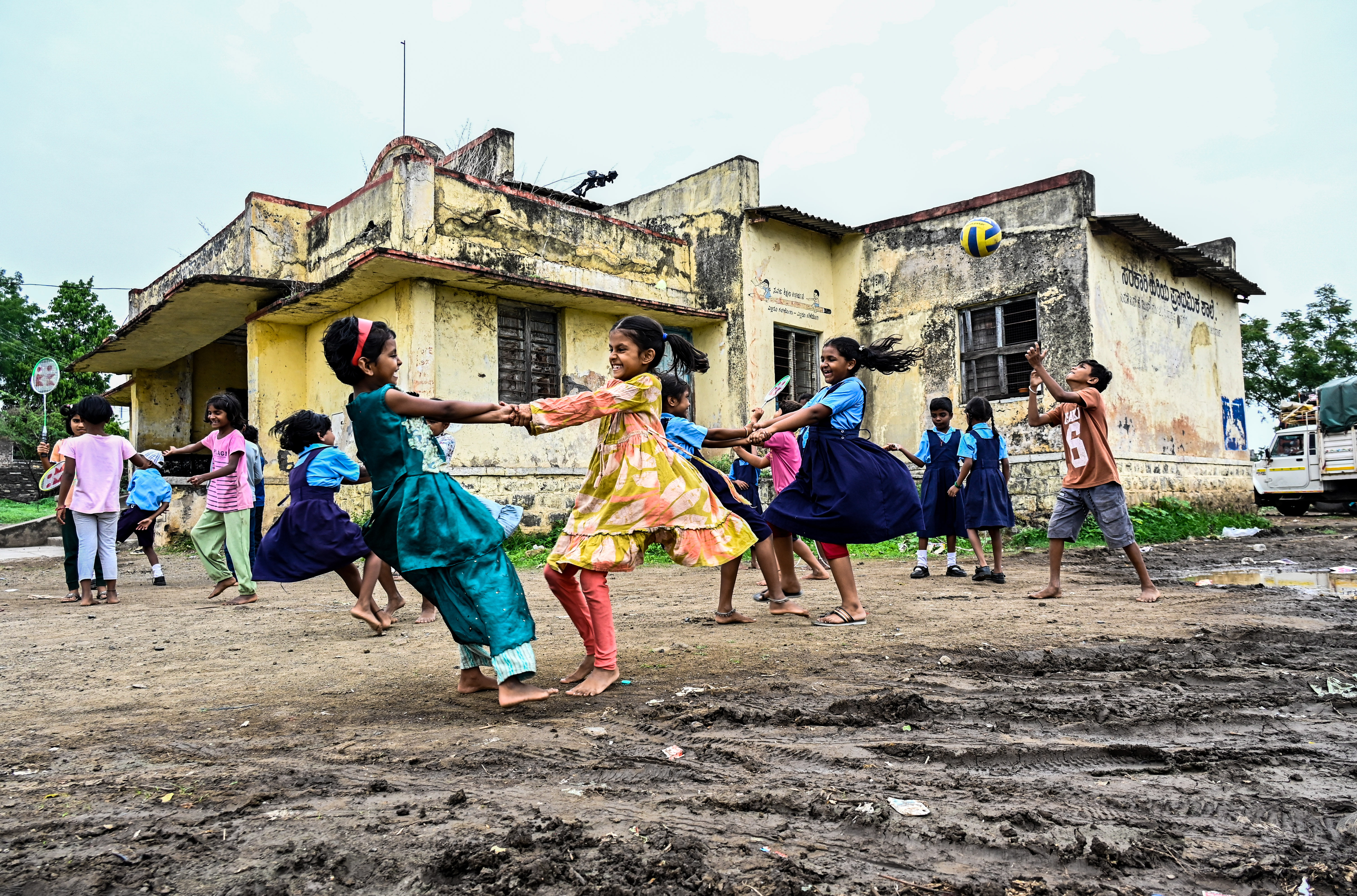 ಕಲಬುರಗಿ ನಗರದ ಎಂ.ಎಸ್.ಕೆ. ಮಿಲ್ನ ಶಿಥಿಲ ಕಟ್ಟಡದಲ್ಲಿ ನಡೆಯುತ್ತಿರುವ ಸರ್ಕಾರಿ ಹಿರಿಯ ಪ್ರಾಥಮಿಕ ಶಾಲೆಯ ನೋಟ –ಪ್ರಜಾವಾಣಿ ಚಿತ್ರ: ತಾಜುದ್ದೀನ್ ಆಜಾದ್