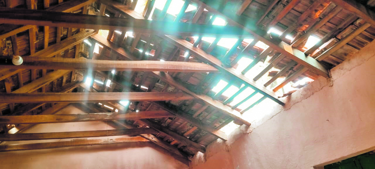 ಮಂಡ್ಯ ಜಿಲ್ಲೆ ಮಳವಳ್ಳಿ ತಾಲ್ಲೂಕಿನ ನಂದೀಪುರದ ಸರ್ಕಾರಿ ಕಿರಿಯ ಪ್ರಾಥಮಿಕ ಶಾಲೆಯ ಕೊಠಡಿಯ ಹೆಂಚುಗಳು ಒಡೆದು ಹೋಗಿವೆ