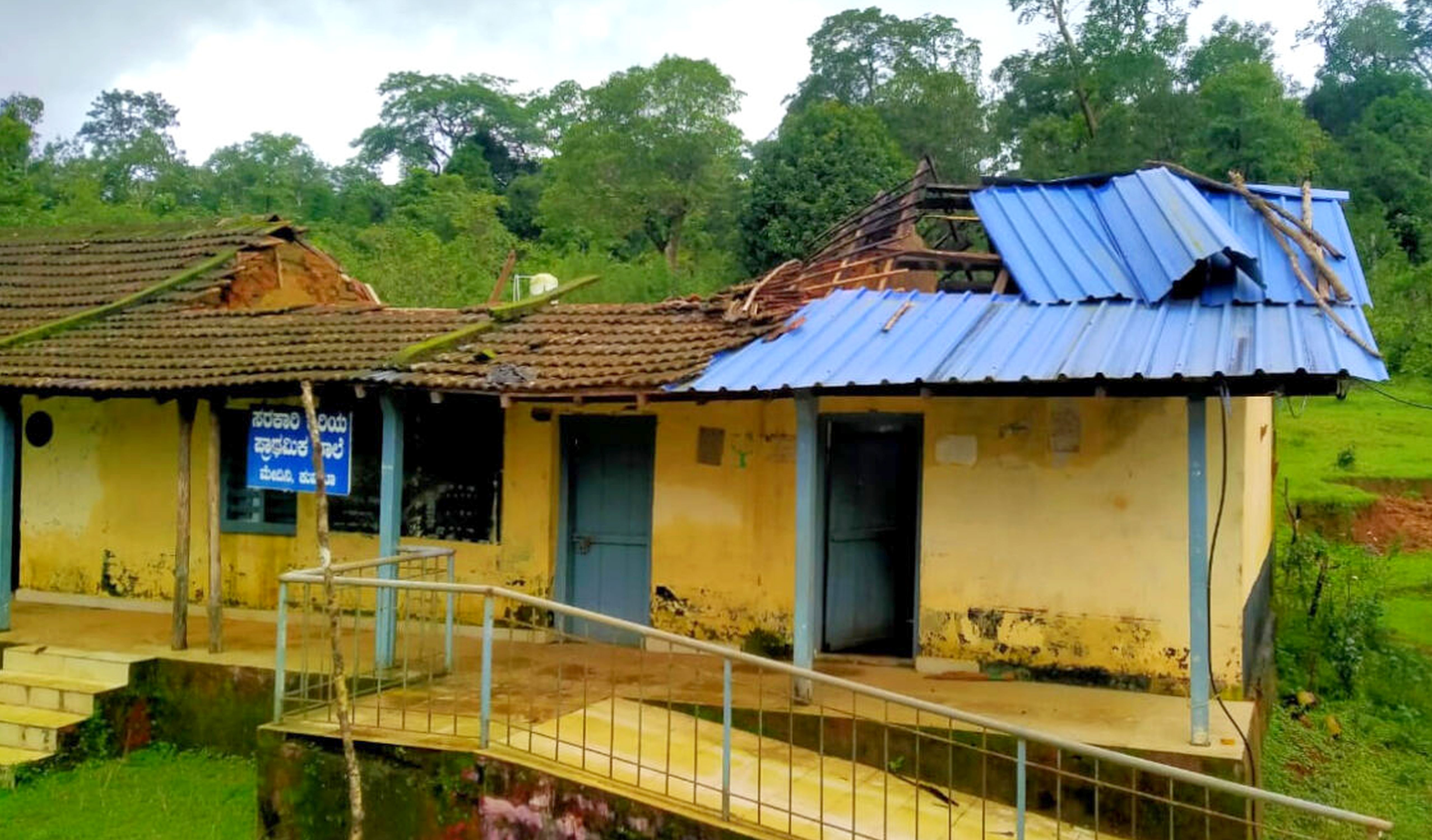 ಉತ್ತರ ಕನ್ನಡ ಜಿಲ್ಲೆ ಕುಮಟಾ ತಾಲ್ಲೂಕಿನ ಮೇದಿನಿ ಗ್ರಾಮದ ಕಿರಿಯ ಪ್ರಾಥಮಿಕ ಶಾಲೆಯ ಕಟ್ಟಡ ಶಿಥಿಲಗೊಂಡಿರುವುದು