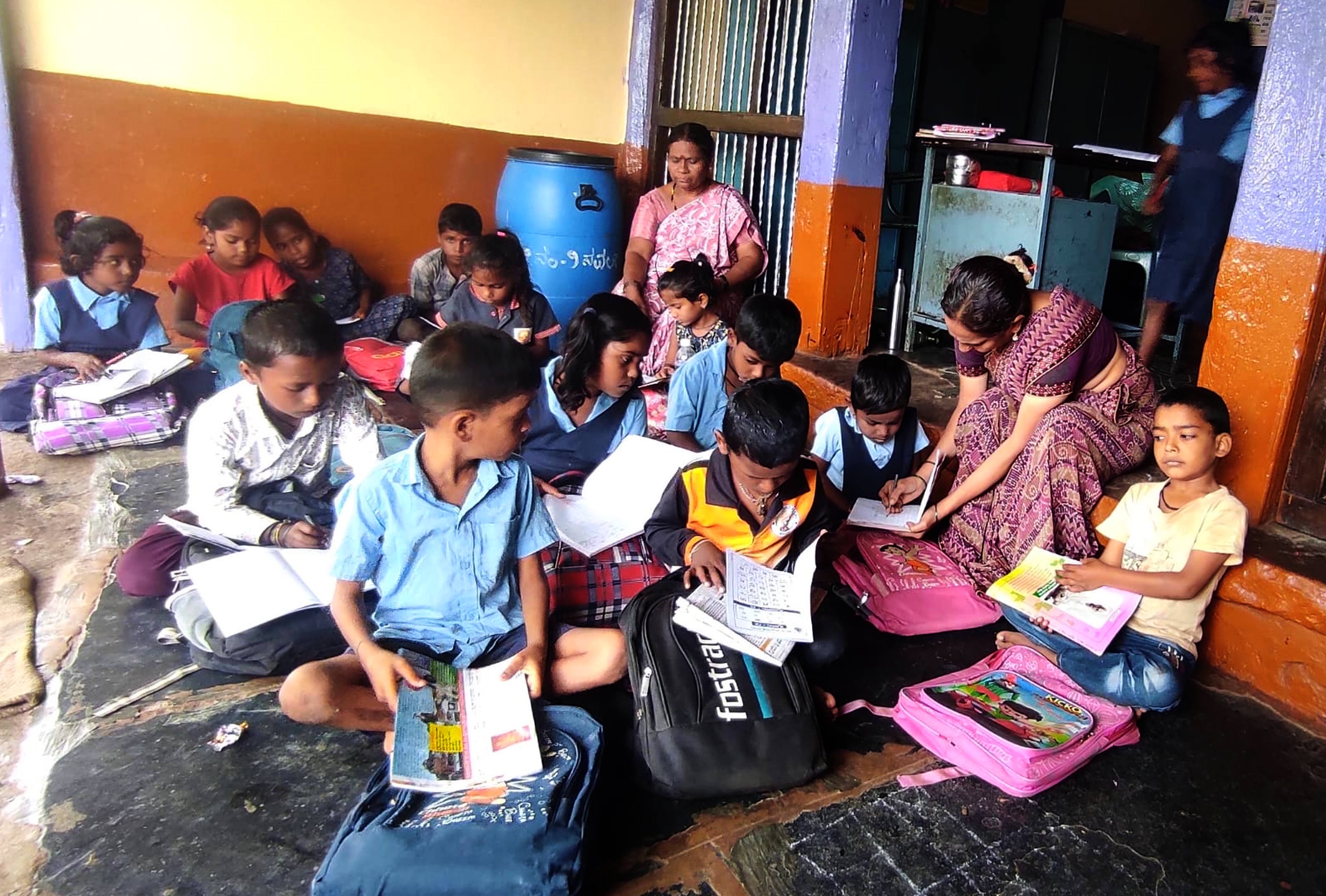 ಧಾರವಾಡ ಜಿಲ್ಲೆ ನವಲಗುಂದ ಪಟ್ಟಣದ ತೆಗ್ಗಿನಕೇರಿ ಓಣಿಯ ಸರ್ಕಾರಿ ಕಿರಿಯ ಪ್ರಾಥಮಿಕ ಶಾಲೆ–9ರಲ್ಲಿ ಕೊಠಡಿಗಳ ಕೊರತೆಯಿಂದ ಗ್ರಾಮದೇವತೆ ಉಡಚಮ್ಮ ದೇವಸ್ಥಾನದಲ್ಲಿ ತರಗತಿ ನಡೆಸುತ್ತಿರುವ ದೃಶ್ಯ –ಪ್ರಜಾವಾಣಿ ಚಿತ್ರ: ಅಬ್ದುಲ್ ರಜಾಕ್ ನದಾಫ್