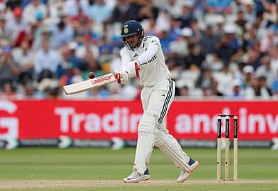 ಈ ಪಂದ್ಯದಲ್ಲಿ ಗಿಲ್ ಒಟ್ಟು 430 ರನ್ ಗಳಿಸಿದ್ದಾರೆ. ಆ ಮೂಲಕ ಒಂದೇ ಪಂದ್ಯದಲ್ಲಿ ಅತಿ ಹೆಚ್ಚು ರನ್ ಗಳಿಸಿದ ಎರಡನೇ ಬ್ಯಾಟರ್ ಎನಿಸಿದ್ದಾರೆ.