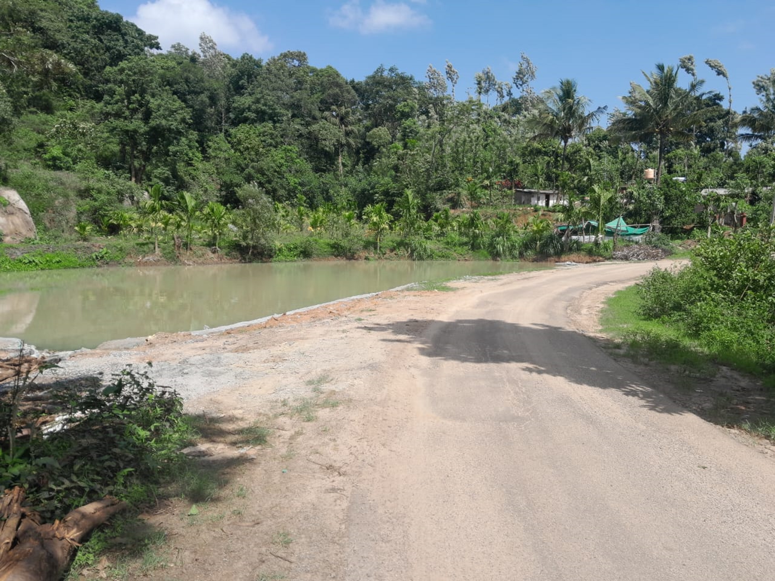 ಚಿಕ್ಕತೋಳೂರು ಗ್ರಾಮದ ಕಾಡುಮನೆ ಮುಖ್ಯ ರಸ್ತೆಯಲ್ಲಿ ಕೆರೆಯ ಸುತ್ತ ತಡೆಗೋಡೆ ಇಲ್ಲದಿರುವುದು