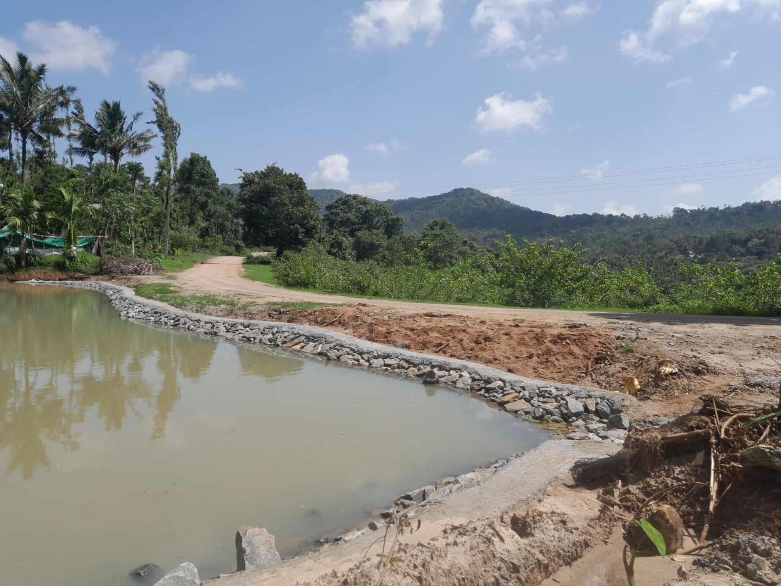 ಚಿಕ್ಕತೋಳೂರು ಗ್ರಾಮದ ಕಾಡುಮನೆ ಮುಖ್ಯ ರಸ್ತೆಯಲ್ಲಿ ಕೆರೆಯ ಸುತ್ತ ತಡೆಗೋಡೆ ಇಲ್ಲದಿರುವುದು