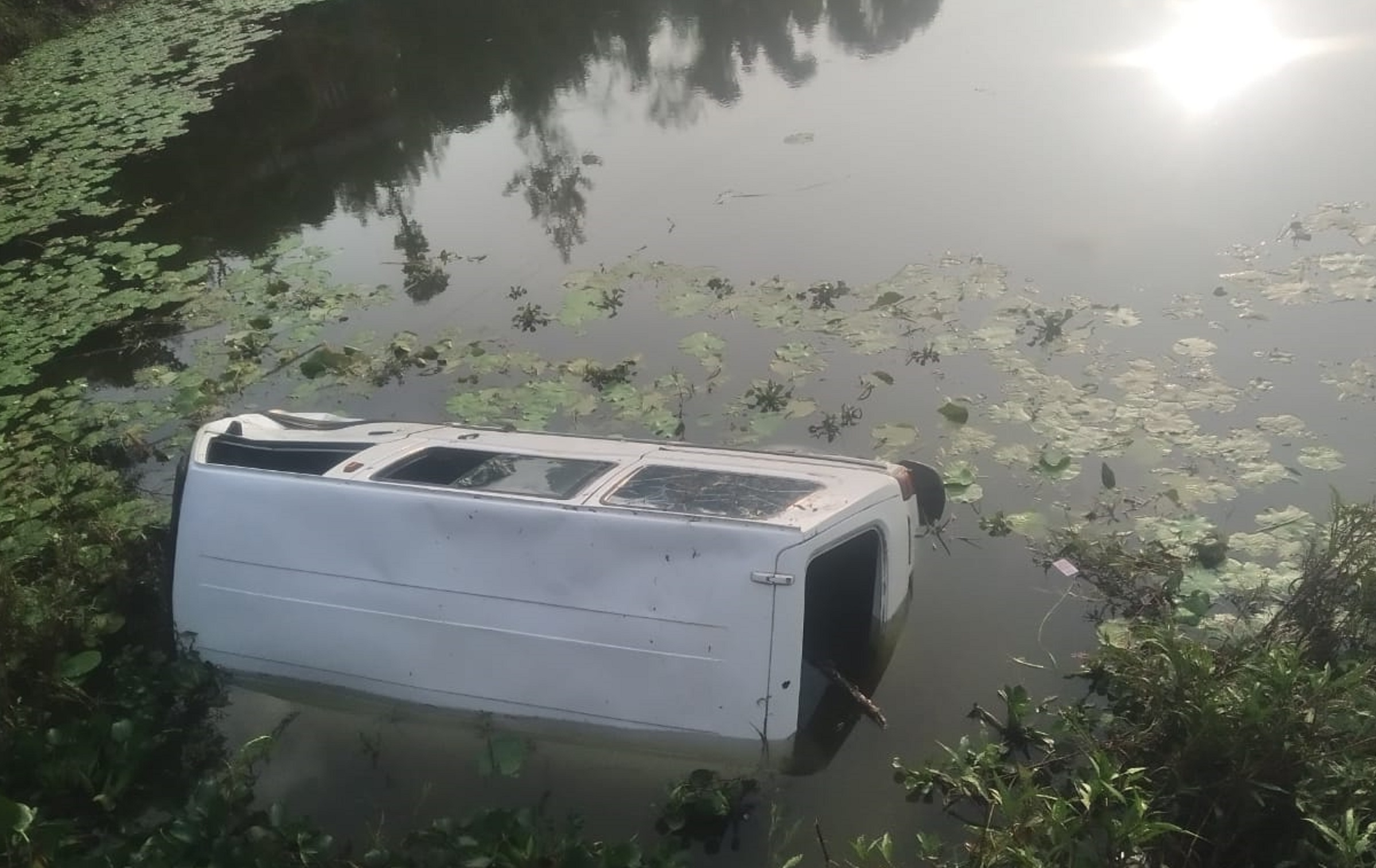 ಸೋಮವಾರಪೇಟೆಯಲ್ಲಿ ಕಳೆದ ವರ್ಷ ಮಹಿಳಾ ಕಾರ್ಮಿಕರಿದ್ದ ವ್ಯಾನ್ ಕೆರೆಗೆ ಬಿದ್ದಿರುವುದು (ಸಂಗ್ರಹ ಚಿತ್ರ)