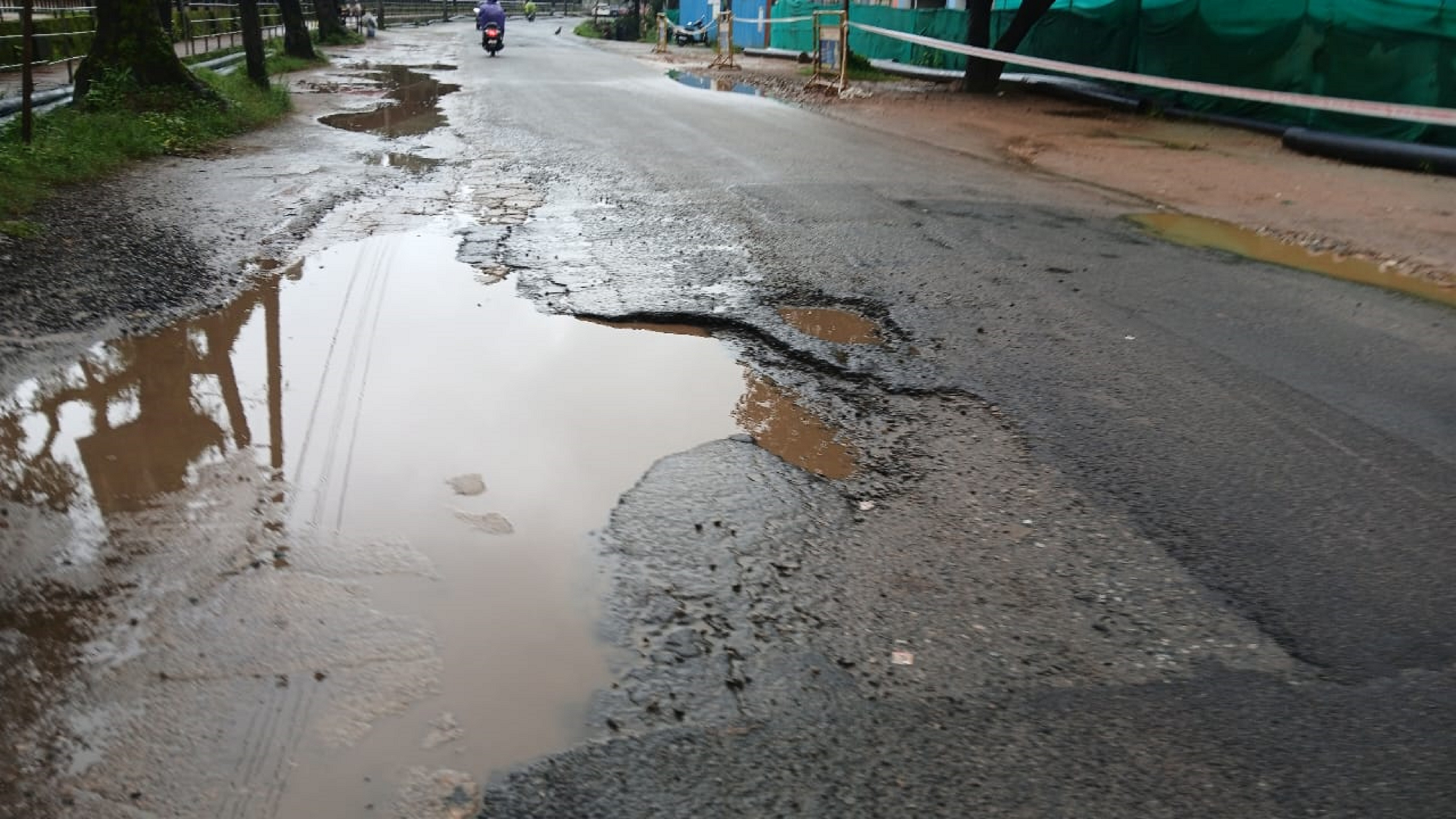 ಮಡಿಕೇರಿಯ ರಾಜಾಸೀಟ್ ರಸ್ತೆಯಲ್ಲೂ ಗುಂಡಿ ಬಿದ್ದಿದೆ