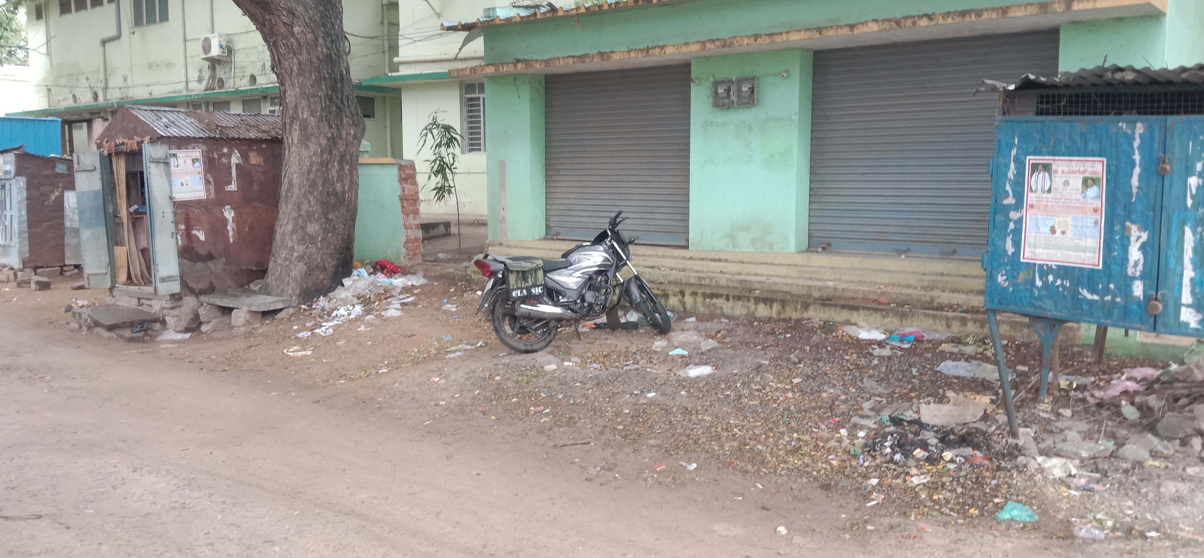 ಮೊಳಕಾಲ್ಮುರಿನ ಸಾರ್ವಜನಿಕ ಆಸ್ಪತ್ರೆ ಪಕ್ಕದಲ್ಲಿ ತ್ಯಾಜ್ಯ ಬಿದ್ದಿರುವುದು