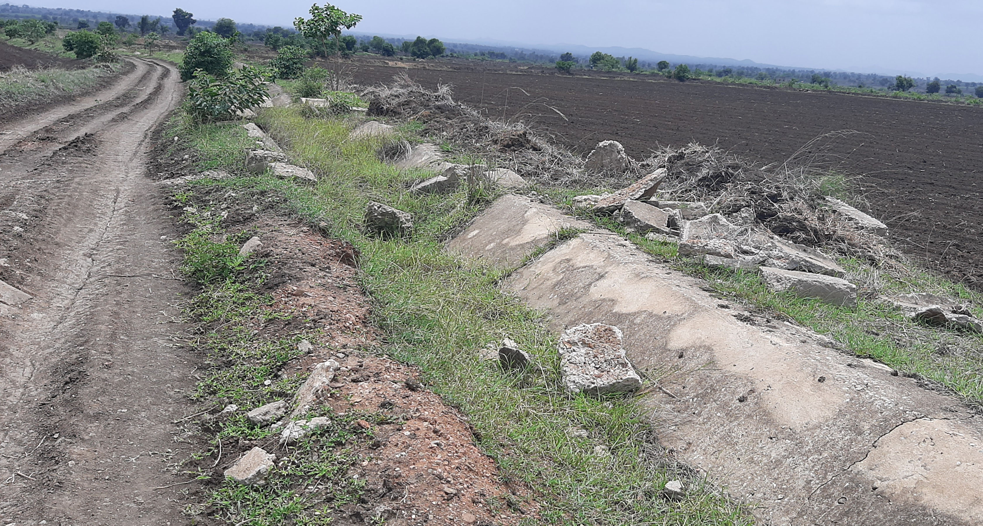 ಮಾಗಳ ಗ್ರಾಮದ ರೈತರ ಜಮೀನುಗಳಲ್ಲಿ ಕಾಲುವೆ ಕಿತ್ತು ಹೋಗಿರುವುದು