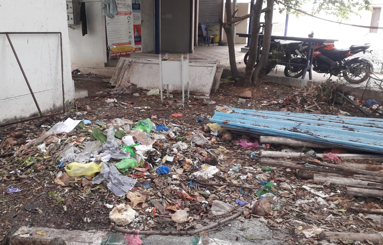 ಚಳ್ಳಕೆರೆಯ ಸಾರ್ವಜನಿಕ ಸರ್ಕಾರಿ ಆಸ್ಪತ್ರೆ ಆವರಣದಲ್ಲಿ ಬಿದ್ದಿರುವ ಕಸದ ರಾಶಿ