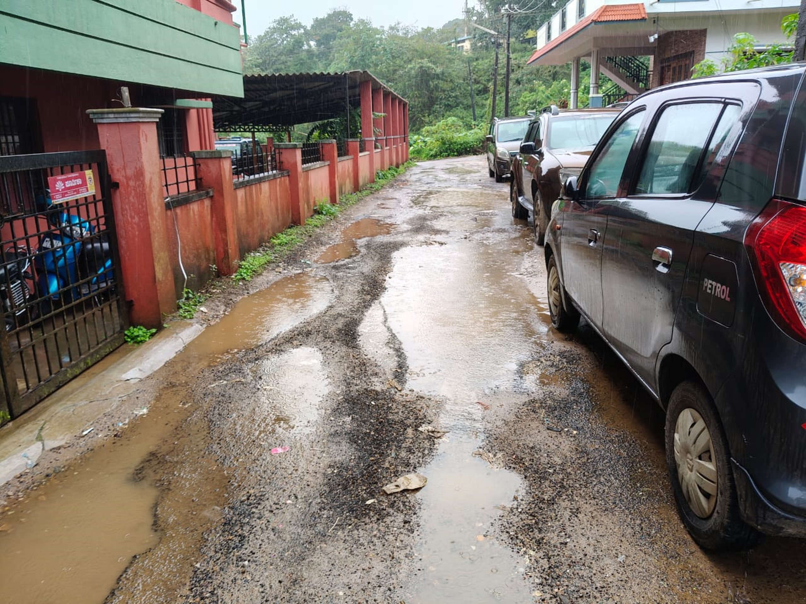 ಮಡಿಕೇರಿಯ ಟಿ.ಜಾನ್ ಬಡಾವಣೆಯ ಎಲ್ಲ ರಸ್ತೆಗಳೂ ಸಂಪೂರ್ಣ ಗುಂಡಿ ಬಿದ್ದಿವೆ