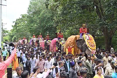ಮೈಸೂರಿನ ನಾಗರಹೊಳೆ ಹುಲಿ ಸಂರಕ್ಷಿತ ಅರಣ್ಯ ವ್ಯಾಪ್ತಿಯ ವೀರನಹೊಸಹಳ್ಳಿಯಲ್ಲಿ ಸೋಮವಾರ ನಾಡಹಬ್ಬ ದಸರೆಯಲ್ಲಿ ಪಾಲ್ಗೊಳ್ಳುವ ಕ್ಯಾಪ್ಟನ್ ಅಭಿಮನ್ಯು ನೇತೃತ್ವದ 9 ಆನೆಗಳ ‘ಗಜಪಯಣ’ ದಲ್ಲಿ ಅರಣ್ಯ ಸಚಿವ ಈಶ್ವರ್ ಕಂಡ್ರೆ ಅವರು ಪೂಜೆ ಸಲ್ಲಿಸಿದರು. ಸಚಿವ ಕೆ. ವೆಂಕಟೇಶ್, ಸಂಸದ ಸುನಿಲ್ ಬೋಸ್, ಡಿಸಿ ಲಕ್ಷ್ಮಿಕಾಂತ್ ರೆಡ್ಡಿ, ಮರಿಗೌಡ, ಪುಷ್ಪ ಅಮರನಾಥ್, ಶಾಸಕರಾದ ರವಿಶಂಕರ್, ಅನಿಲ್ ಚಿಕ್ಕಮಾದು, ಜಿ.ಡಿ. ಹರೀಶ್ ಗೌಡ, ಐಜಿಪಿ ಬೋರಲಿಂಗಯ್ಯ, ಎಸ್.ಪಿ ವಿಷ್ಣುವರ್ಧನ್ ಹಾಗೂ ಇತರರು ಭಾಗವಹಿಸಿದರು. ಪ್ರಜಾವಾಣಿ ಚಿತ್ರ/ ಅನೂಪ್ ರಾಘ.ಟಿ.
