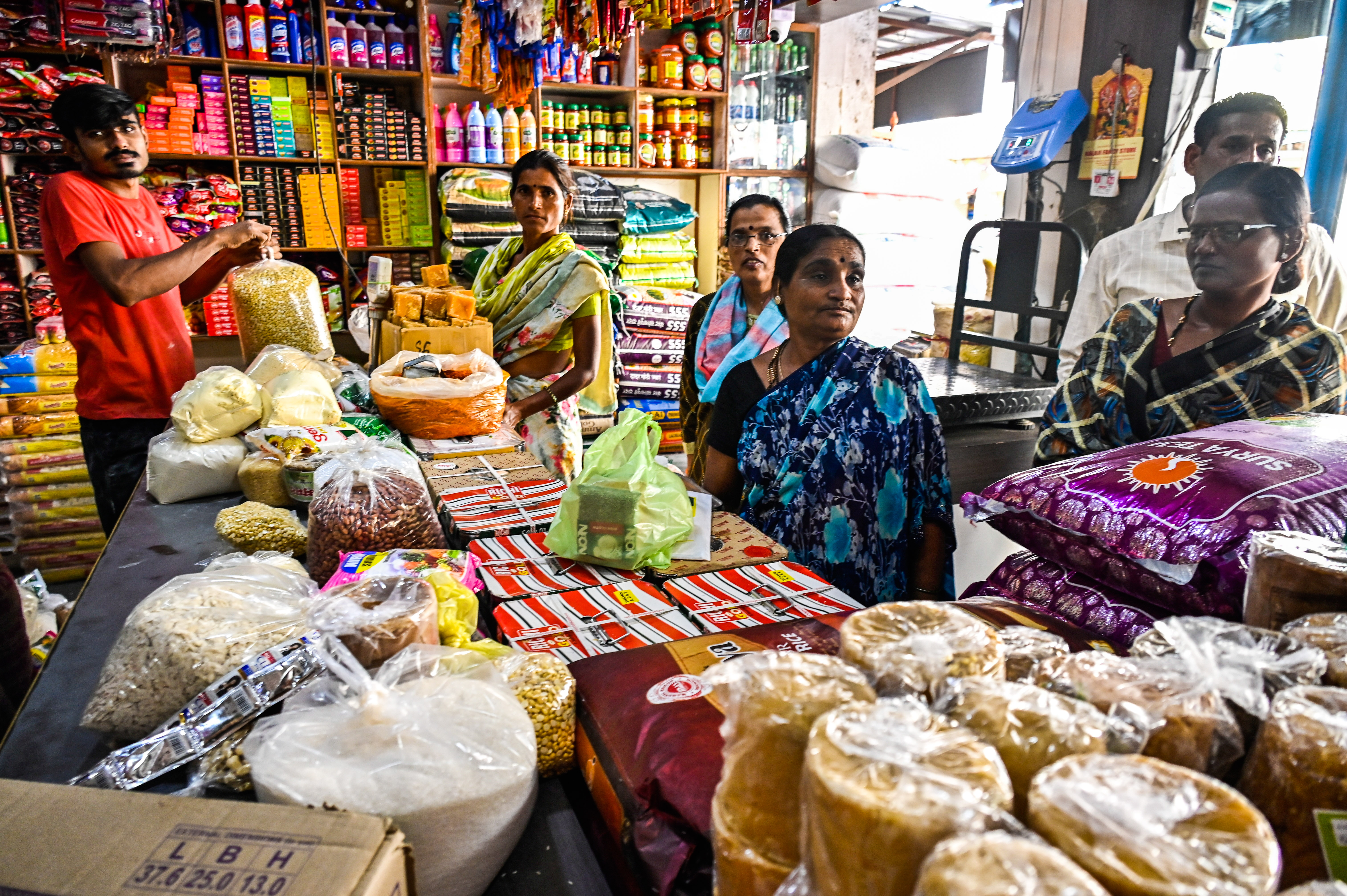 ಕಲಬುರಗಿಯ ಕಿರಾಣಿ ಬಜಾರ್ನ ಅಂಗಡಿಗಳಲ್ಲಿ ಕಿರಾಣಿ ಖರೀದಿ ಮಾಡುತ್ತಿರುವ ಗ್ರಾಹಕರು ವಿವಿಧ ಚಿತ್ರ.ಪ್ರಜಾವಾಣಿ