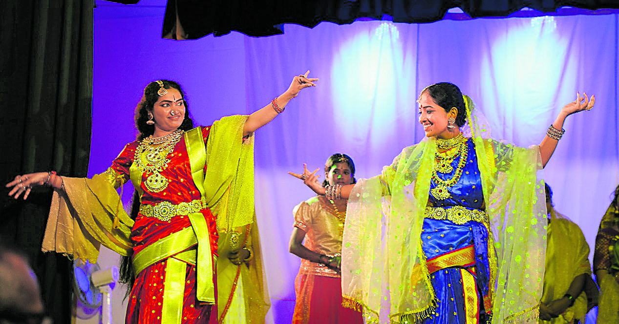 ದಾವಣಗೆರೆಯ ರಂಗಾಯಣದಲ್ಲಿ ಈಚೆಗೆ ಪ್ರದರ್ಶಿಸಿದ ‘ಕುರುಕ್ಷೇತ್ರ’ ನಾಟಕದ ರಂಗಗೀತೆಗಳ ಗಾಯನ– ಅಭಿನಯದಲ್ಲಿ ರಶ್ಮಿ ಹಾಗೂ ಭವತಾರಿಣಿ ನೃತ್ಯ ಮೋಡಿ