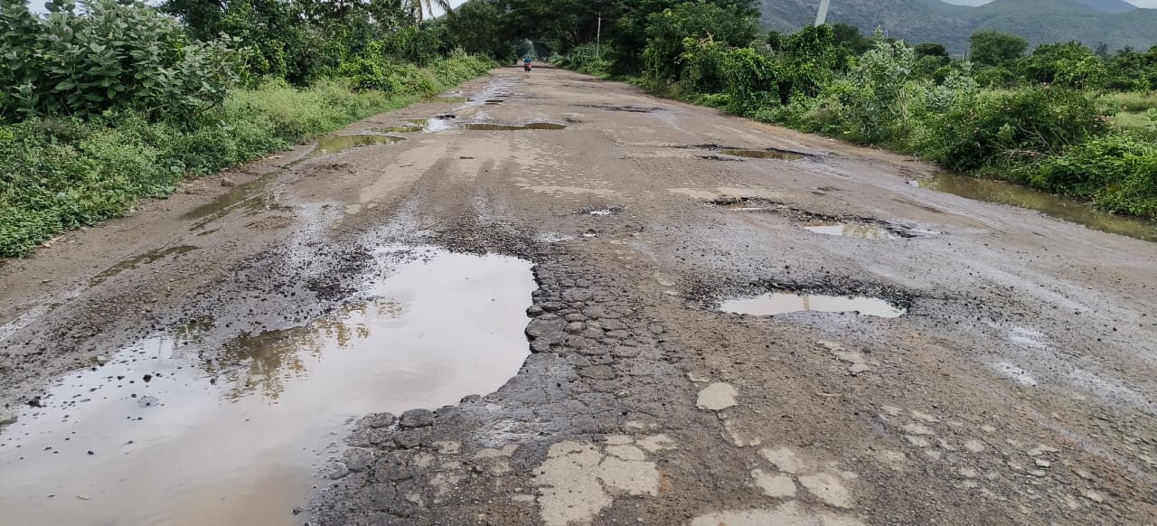 ಕೊಳ್ಳೇಗಾಲ ತಾಲ್ಲೂಕಿನ ಮಧುವನಹಳ್ಳಿ ಹಾಗೂ ಲೊಕ್ಕನಹಳ್ಳಿ ಮುಖ್ಯ ರಸ್ತೆ