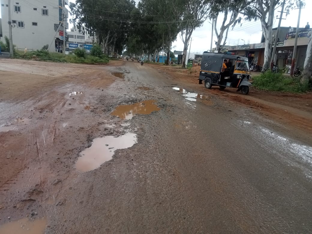 ಸಂತೇಮರಹಳ್ಳಿಯಿಂದ ಕುದೇರಿಗೆ ಸಂಪರ್ಕ ಕಲ್ಪಿಸುವ ಮುಖ್ಯ ರಸ್ತೆ ಹದಗೆಟ್ಟಿರುವುದು