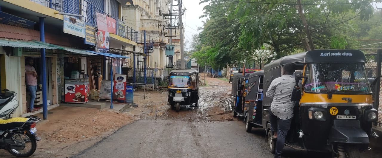 ಯಳಂದೂರು ಪಟ್ಟಣದ ಜಹಾಂಗಿರ್ದಾರ್ ಮುಂಭಾಗ ಮಣ್ಣಿನ ರಸ್ಥೆ ಮಳೆ ಬಂದರೆ ಕೆಸರುಮಯ ಆಗುತ್ತದೆ
