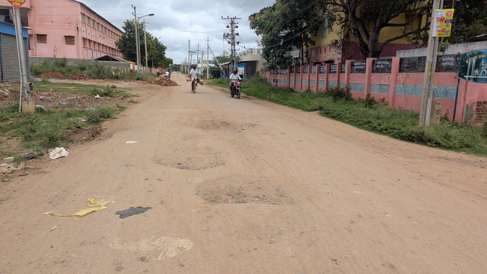 ಚಾಮರಾಜನಗರದ ವಿಎಚ್ಪಿ ಶಾಲೆಯ ಬಳಿಯ ರಸ್ತೆ ಹಾಳಾಗಿರುವುದು