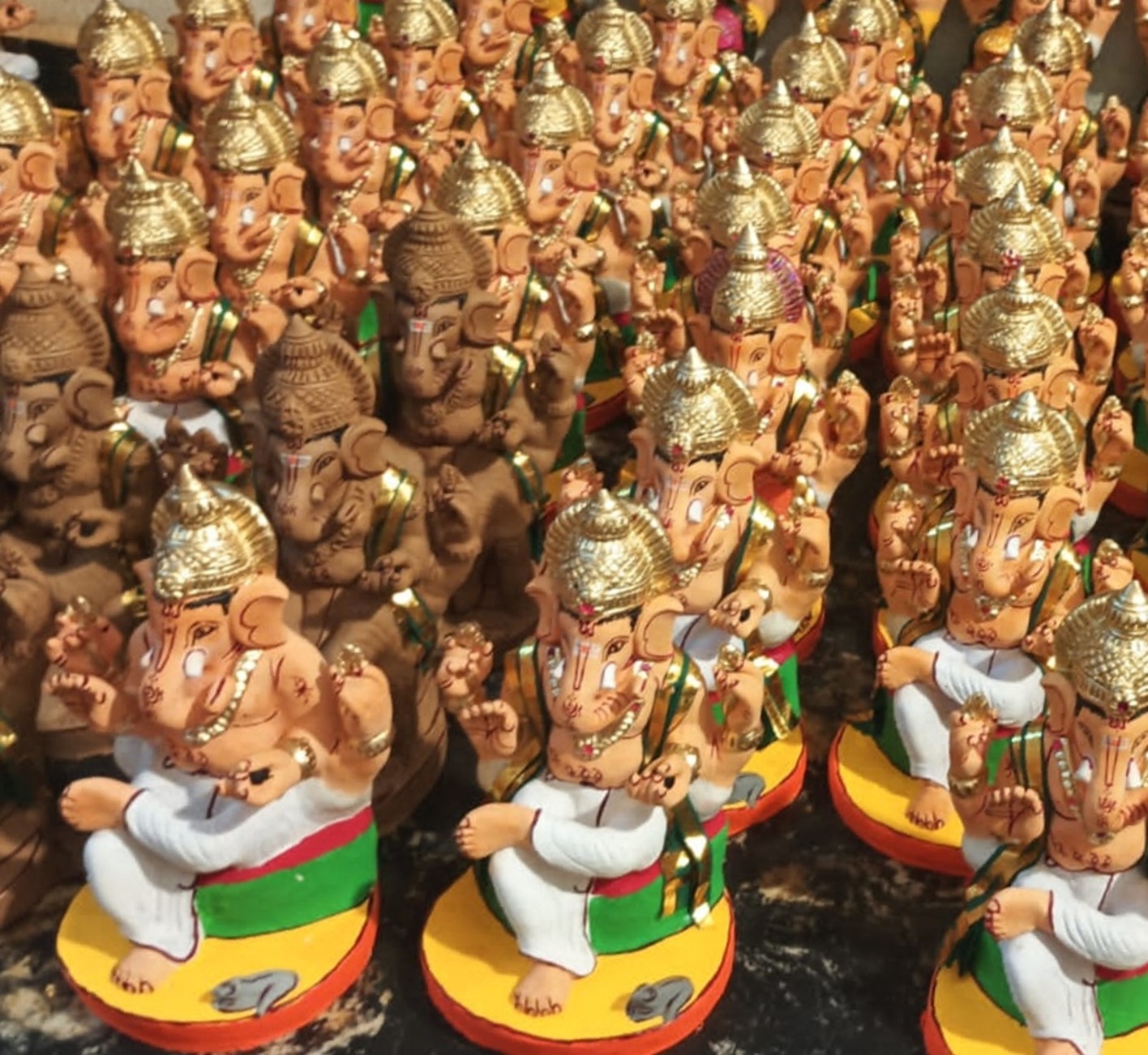 ನರಗುಂದದಲ್ಲಿ ಮಾರಾಟಕ್ಕೆ ಸಿದ್ದವಾದ ಪರಿಸರ ಸ್ನೇಹಿ ಗಣಪತಿಗಳು