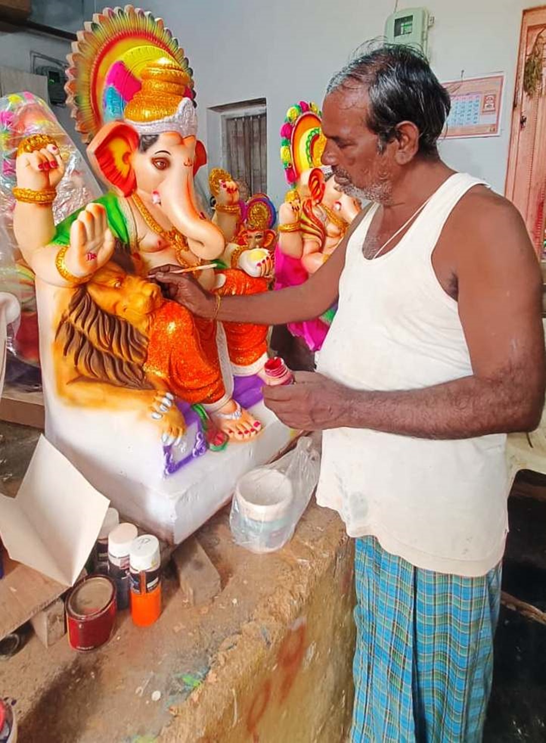 ನರೇಗಲ್ ಪಟ್ಟಣದಲ್ಲಿ ಗಣೇಶ ಮೂರ್ತಿಗೆ ಅಂತಿಮ ರೂಪ ಕೊಡುತ್ತಿರುವ ಕಲಾವಿದ