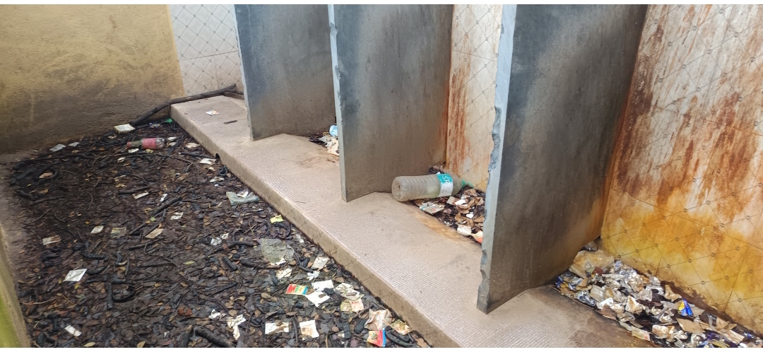 ನ್ಯಾಯಾಲಯದ ಮುಂಭಾಗ ರಾಜಕಾಲುವೆಯ ಪಕ್ಕದಲ್ಲಿರುವ ಮೂತ್ರಾಲಯದ ನೋಟ