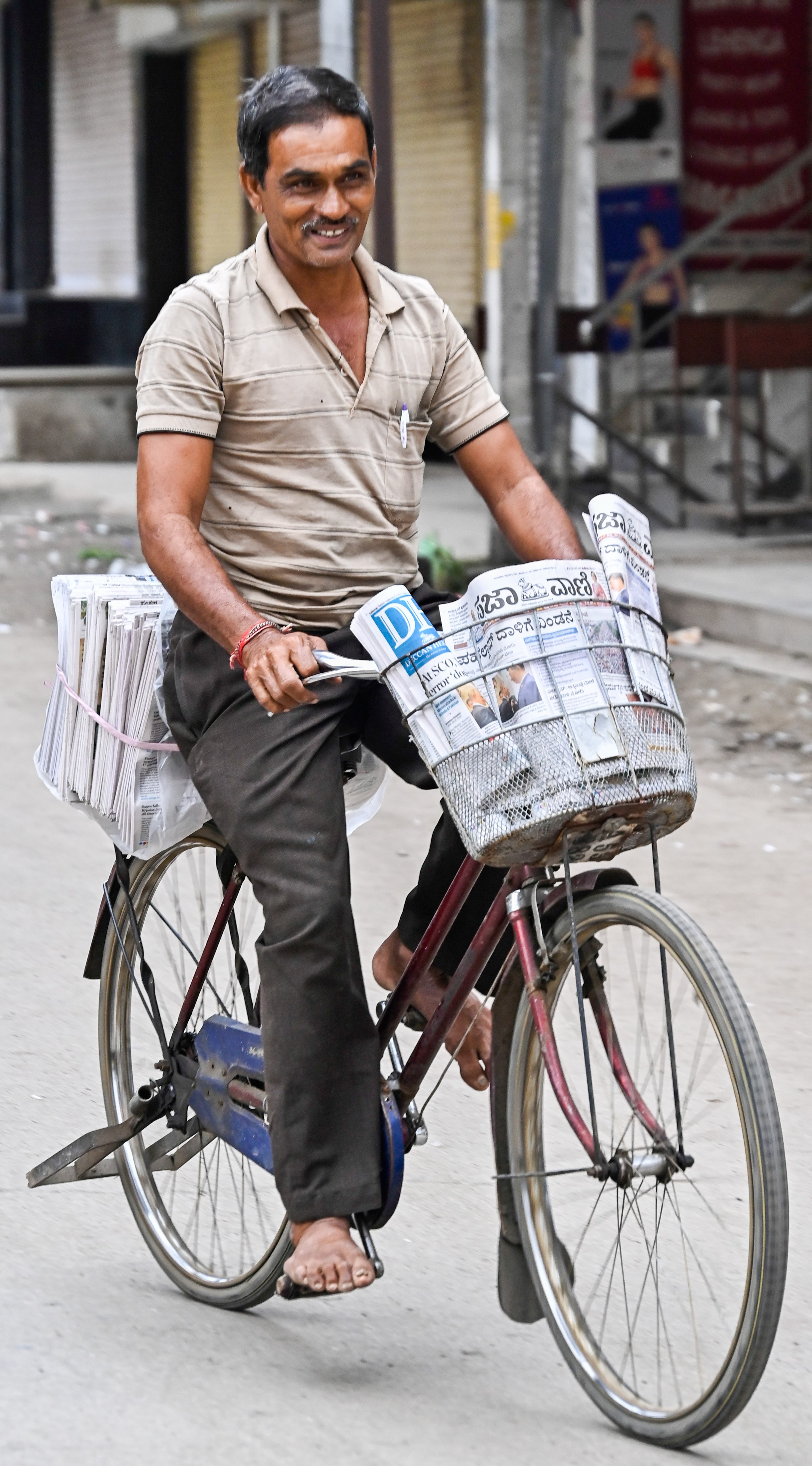 ಪ್ರಜಾವಾಣಿ ಪತ್ರಿಕೆ ಹಂಚಲು ಸೈಕಲ್ ಏರಿ ಹೊರಟ ಪತ್ರಿಕಾ ವಿತರಕ...