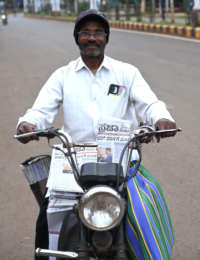 ಬೆಳಗಿನ ಜಾವ ಪತ್ರಿಕೆಗಳನ್ನು ಮನೆಗೆ ತಲುಪಿಸುವ ಕೆಲಸದಲ್ಲಿ ನಿರತ ಬೀದರ್ನ ರಾಮಚಂದ್ರ