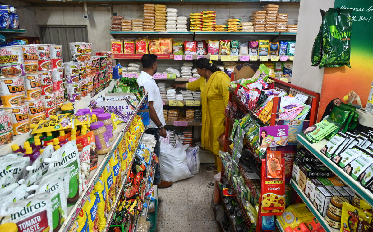 ನಗರದಲ್ಲಿರುವ ಸಣ್ಣ ಸುಪರ್ ಮಾರ್ಕೆಟ್ ಅಂಗಡಿ