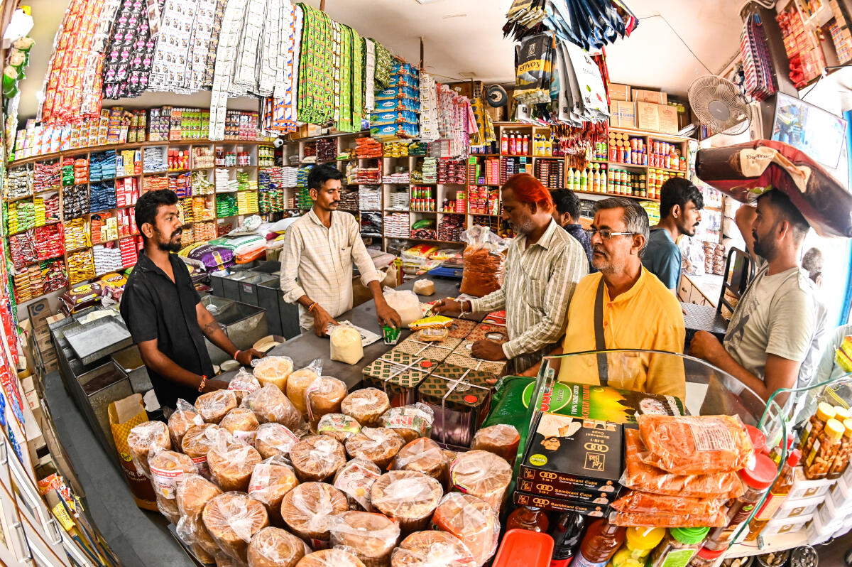 ಕಲಬುರಗಿಯ ಕಿರಾಣಿ ಬಜಾರ್ನ ಅಂಗಡಿಗಳಲ್ಲಿ ಕಿರಾಣಿ ಖರೀದಿ ಮಾಡುತ್ತಿರುವ ಗ್ರಾಹಕರ ಚಿತ್ರ.