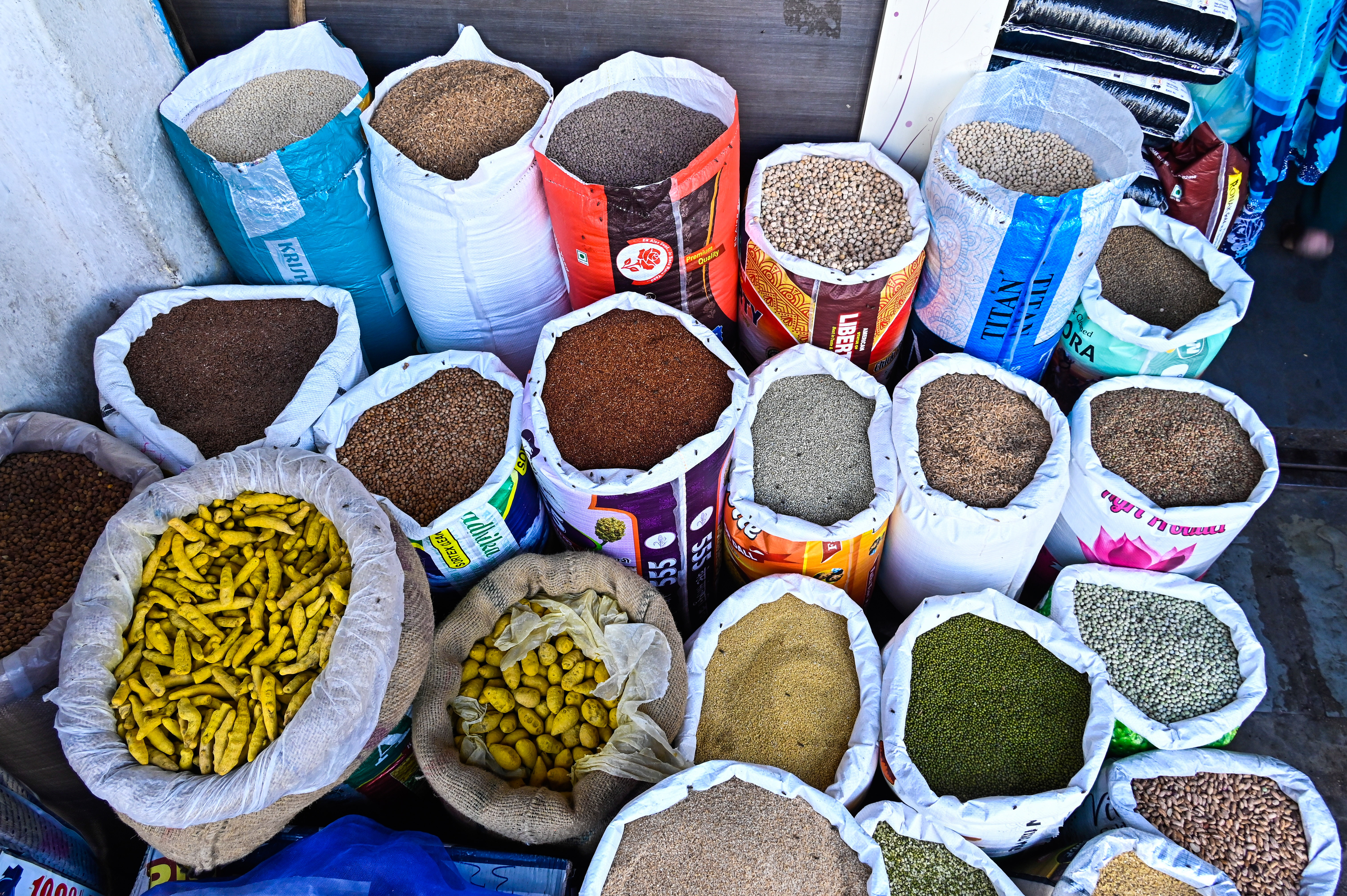 ಕಲಬುರಗಿಯ ಕಿರಾಣಿ ಬಜಾರ್ನ ಅಂಗಡಿಗಳಲ್ಲಿ ಕಿರಾಣಿ ಖರೀದಿ ಮಾಡುತ್ತಿರುವ ಗ್ರಾಹಕರು ವಿವಿಧ ಚಿತ್ರ.ಪ್ರಜಾವಾಣಿ