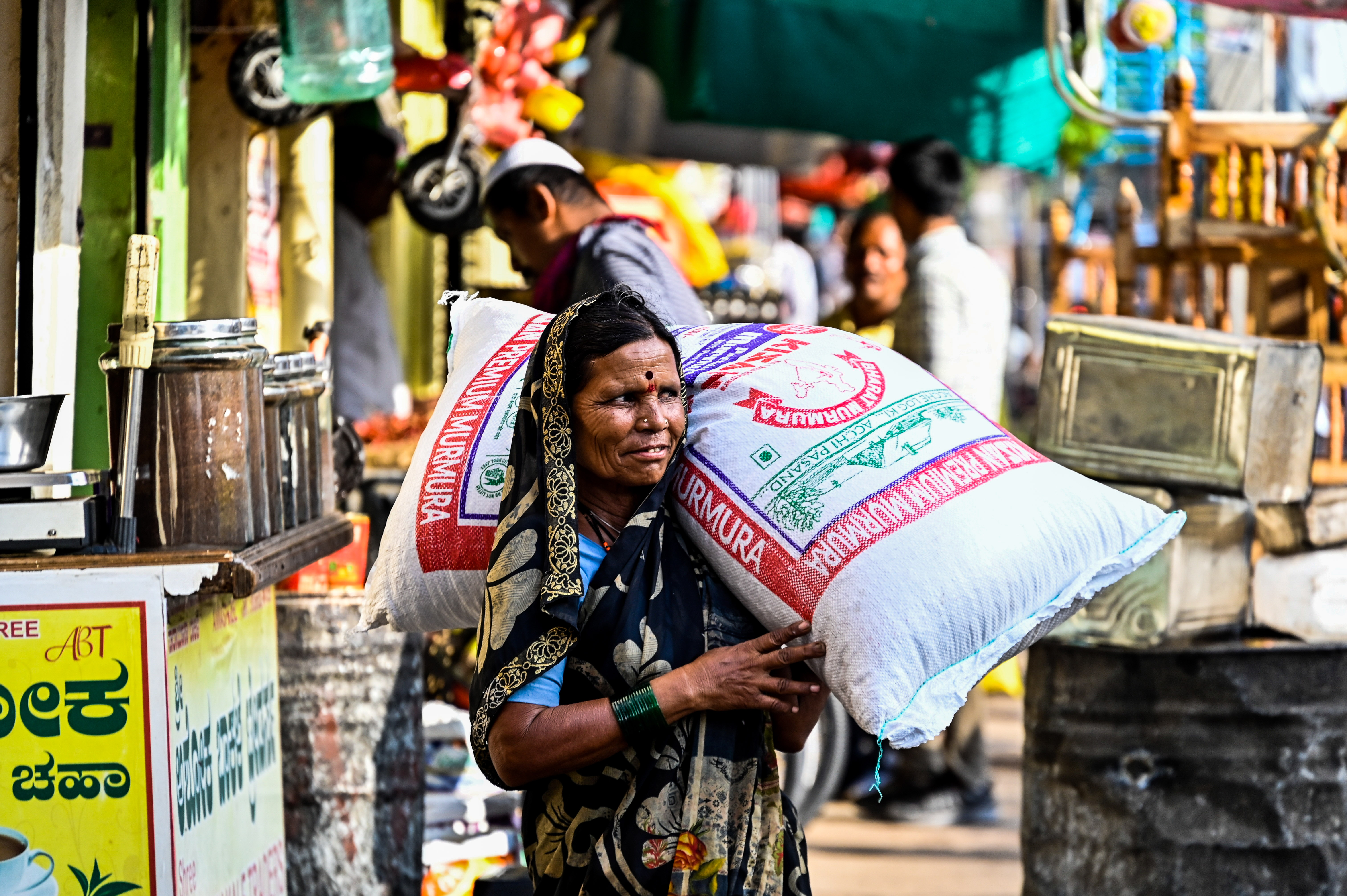 ಕಲಬುರಗಿಯ ಕಿರಾಣಿ ಬಜಾರ್ನ ಅಂಗಡಿಗಳಲ್ಲಿ ಕಿರಾಣಿ ಖರೀದಿ ಮಾಡುತ್ತಿರುವ ಗ್ರಾಹಕರು ವಿವಿಧ ಚಿತ್ರ.ಪ್ರಜಾವಾಣಿ