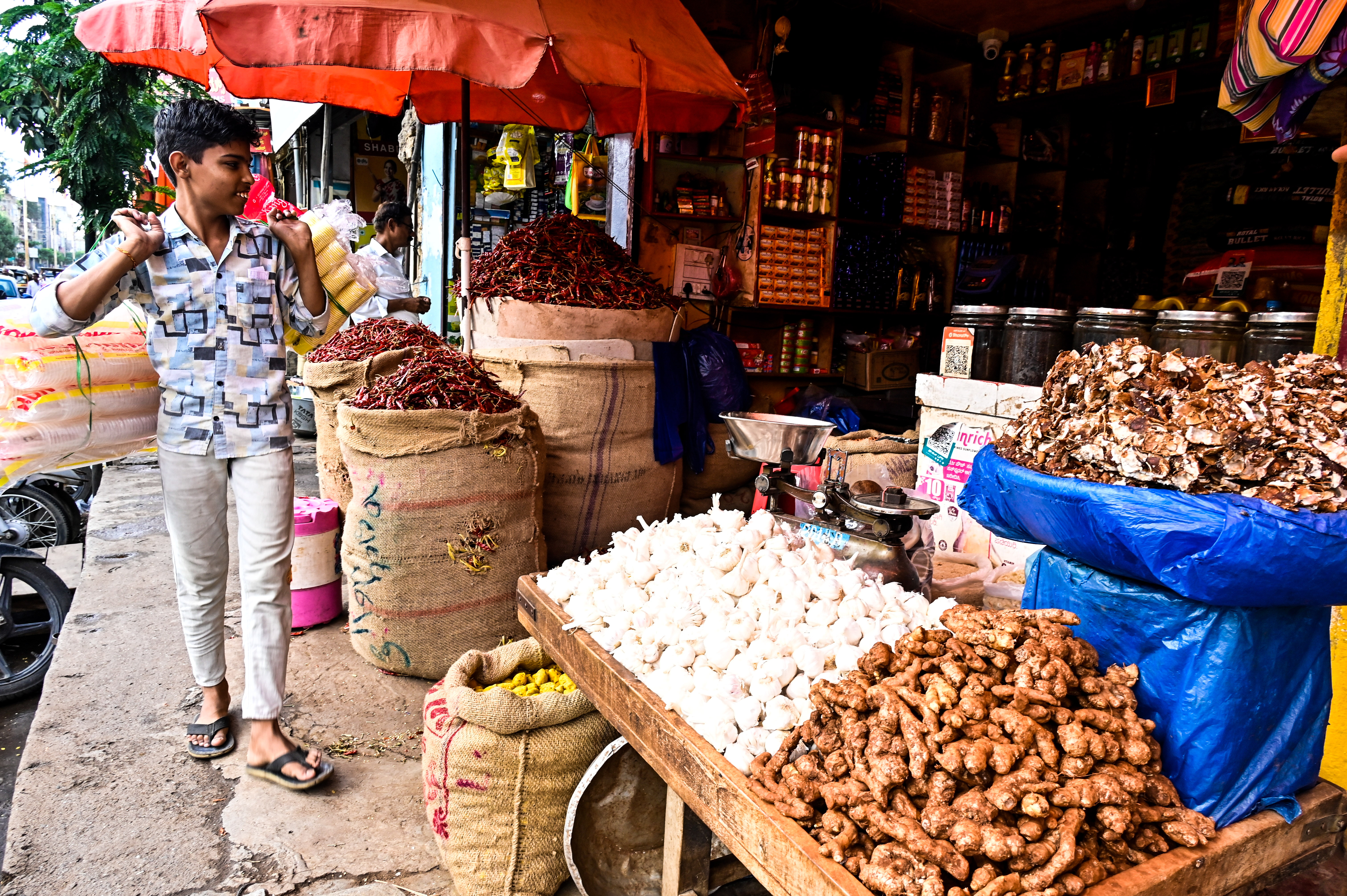 ಕಲಬುರಗಿಯ ಕಿರಾಣಿ ಬಜಾರ್ನ ಅಂಗಡಿಗಳಲ್ಲಿ ಕಿರಾಣಿ ಖರೀದಿ ಮಾಡುತ್ತಿರುವ ಗ್ರಾಹಕರು ವಿವಿಧ ಚಿತ್ರ.ಪ್ರಜಾವಾಣಿ