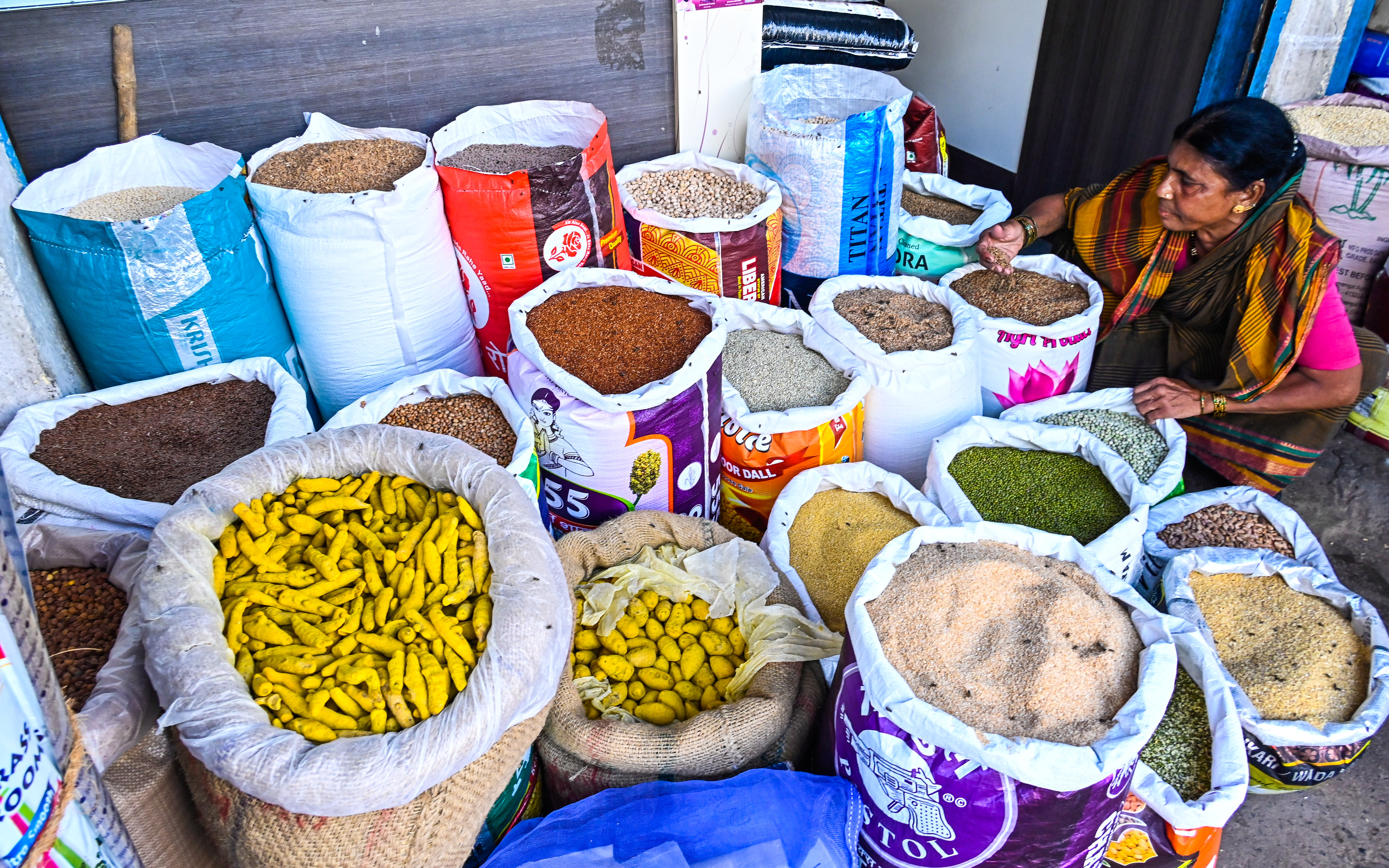 ಕಲಬುರಗಿಯ ಕಿರಾಣಿ ಬಜಾರ್ನ ಅಂಗಡಿಗಳಲ್ಲಿ ಕಿರಾಣಿ ಖರೀದಿ ಮಾಡುತ್ತಿರುವ ಗ್ರಾಹಕರು ವಿವಿಧ ಚಿತ್ರ.ಪ್ರಜಾವಾಣಿ