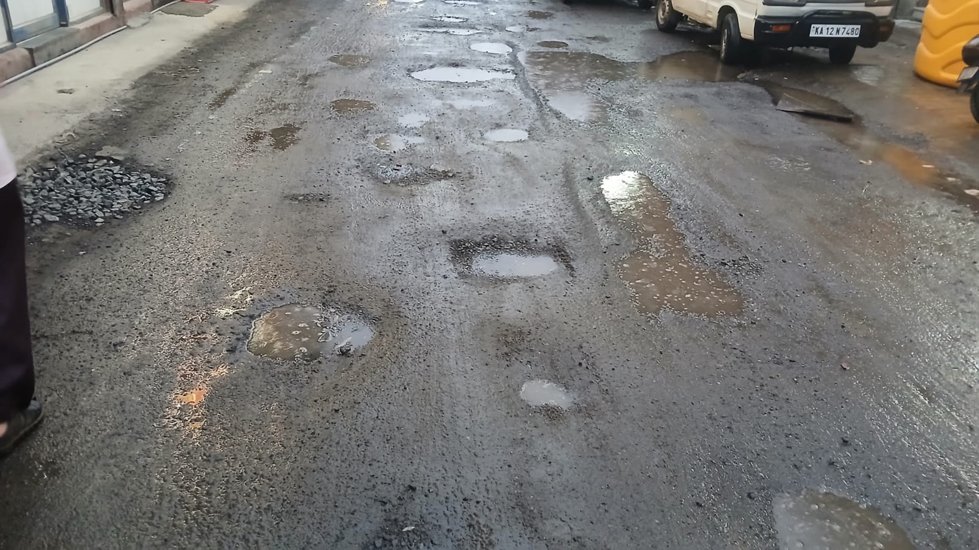 ಮಡಿಕೇರಿಯಲ್ಲಿನ ಹಿಲ್ ರಸ್ತೆಯೂ ಸಂಪೂರ್ಣ ಗುಂಡಿ ಬಿದ್ದಿದೆ