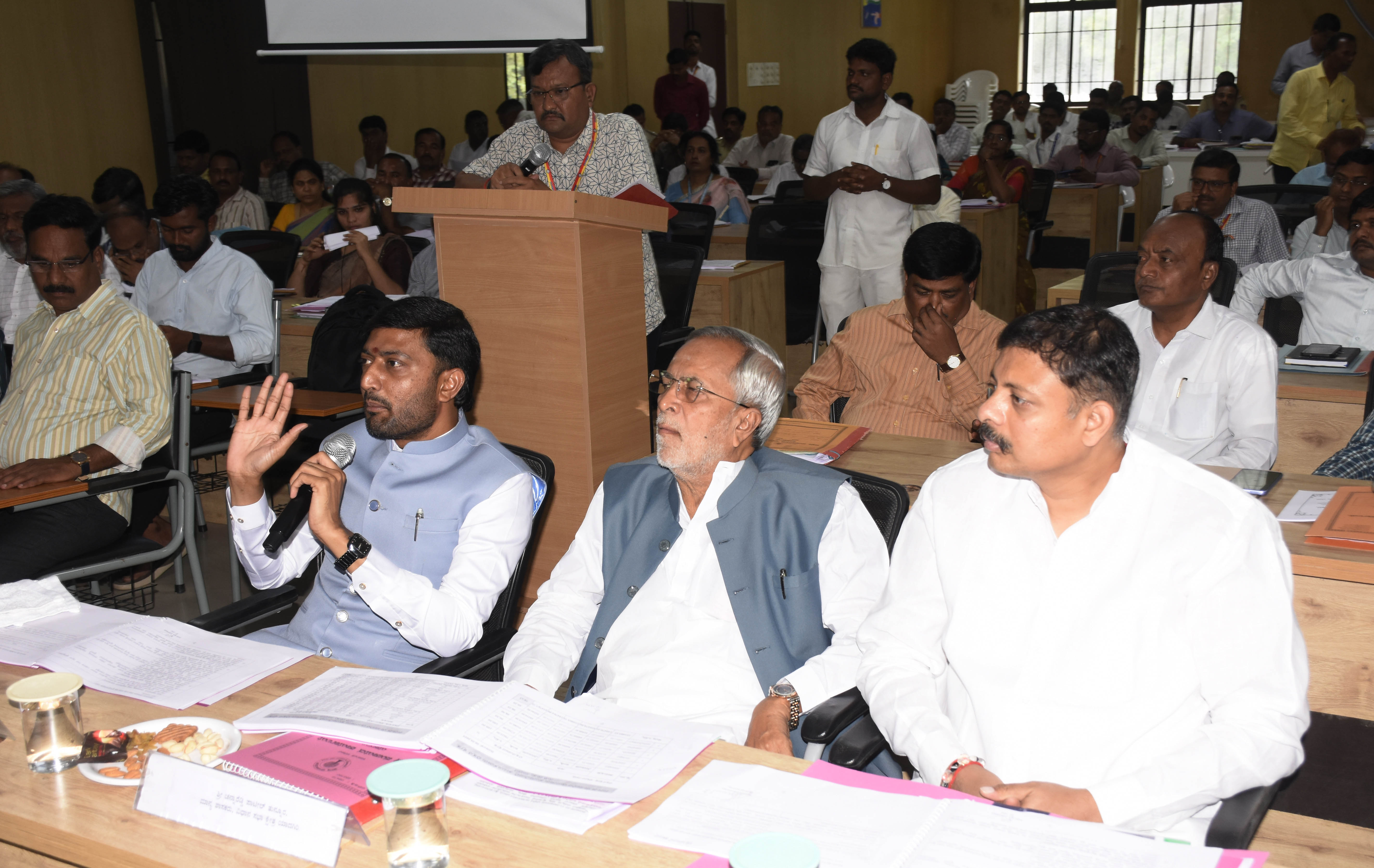 ಯಾದಗಿರಿಯಲ್ಲಿ ಮಂಗಳವಾರ ನಡೆದ ಕೆಡಿಪಿ ಸಭೆಯಲ್ಲಿ ಶಾಸಕ ಶರಣಗೌಡ ಕಂದಕೂರ ಮಾತನಾಡಿದರು. ಶಾಸಕರಾದ ಚನ್ನಾರೆಡ್ಡಿ ಪಾಟೀಲ ತುನ್ನೂರು ರಾಜಾ ವೇಣುಗೋಪಾಲ್ ನಾಯಕ್ ಉಪಸ್ಥಿತರಿದ್ದರು